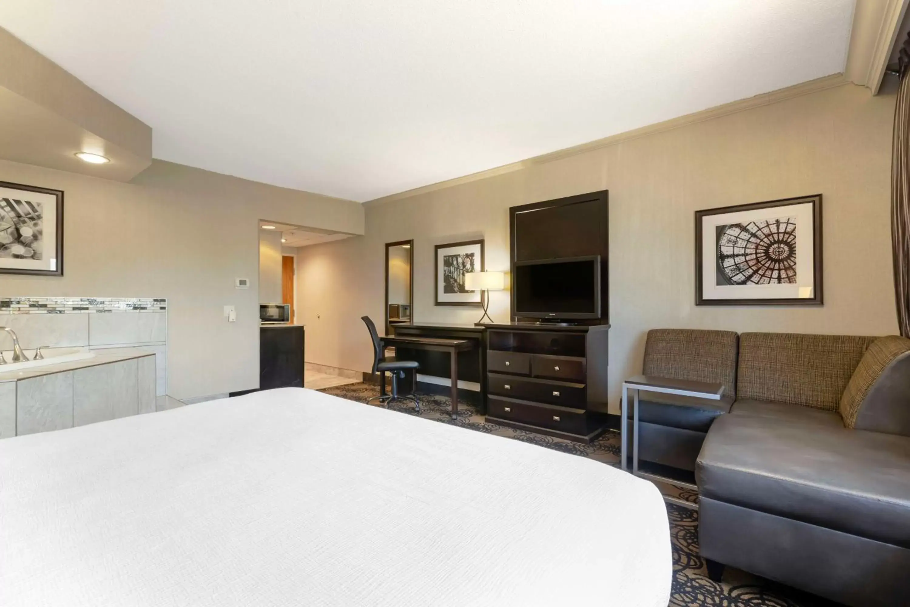 Bedroom in Best Western Plus Midwest Inn