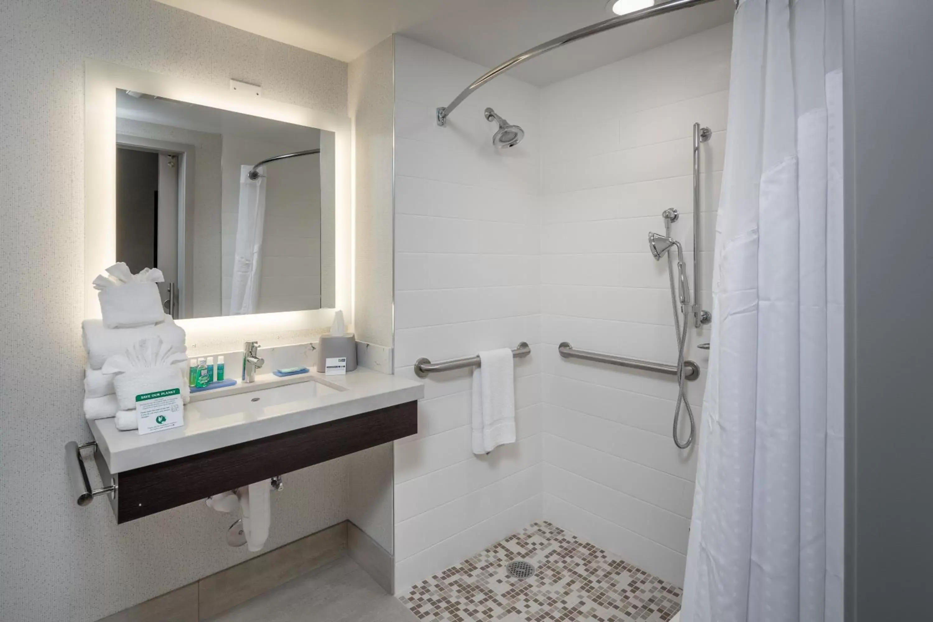 Photo of the whole room, Bathroom in Holiday Inn Express - Sunnyvale - Silicon Valley, an IHG Hotel