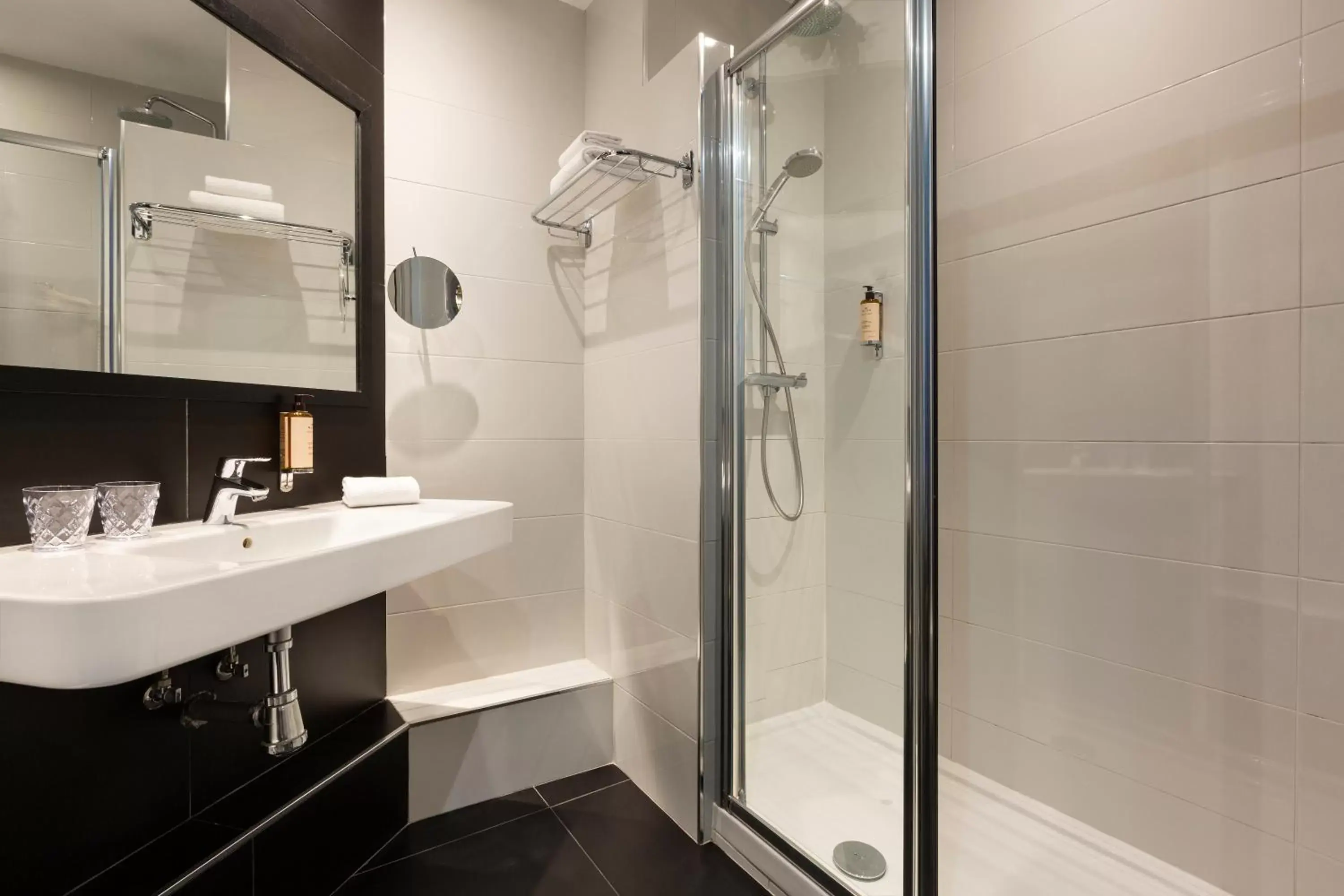 Shower, Bathroom in Mercure Paris Alesia