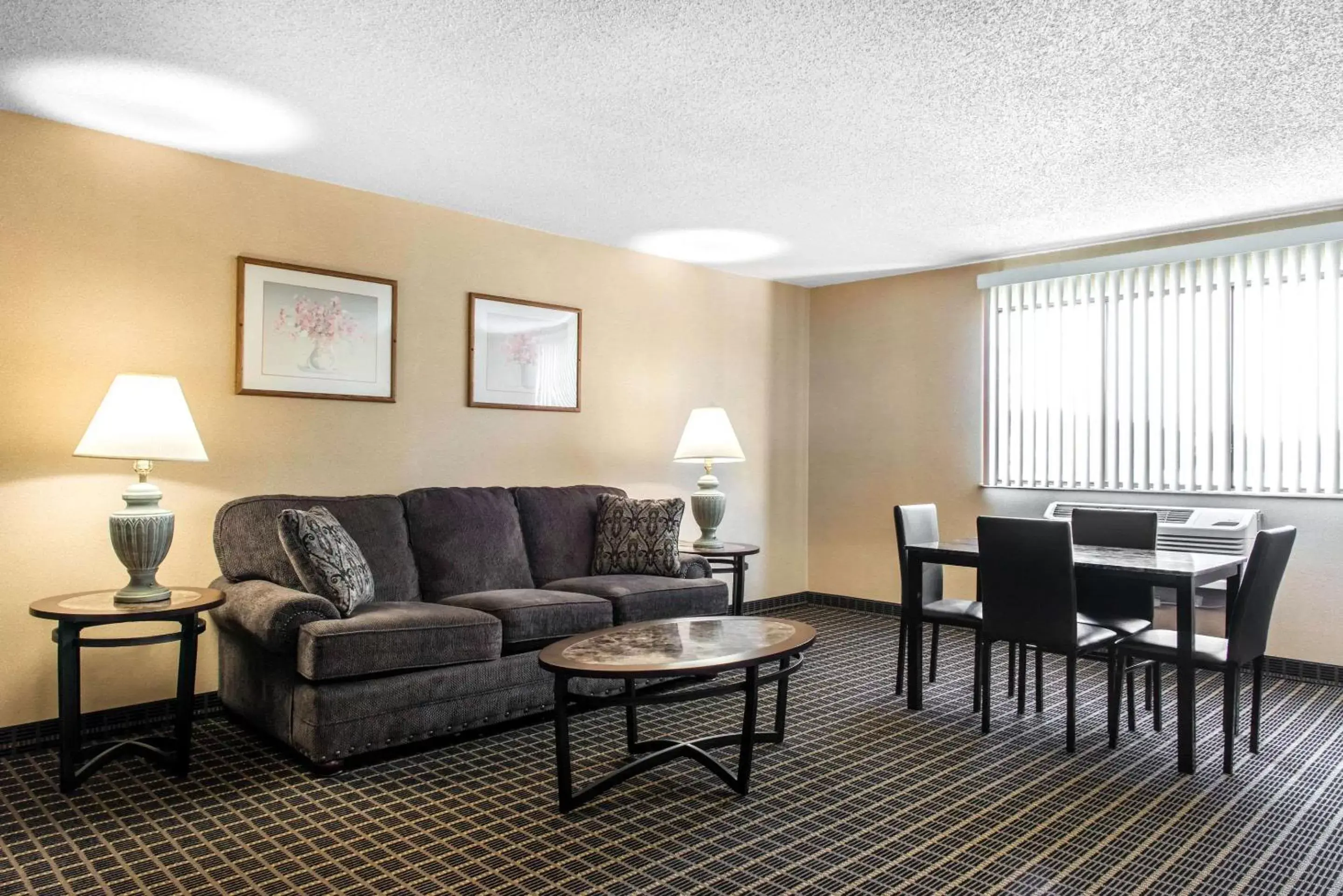 Photo of the whole room, Seating Area in Quality Inn Meadville