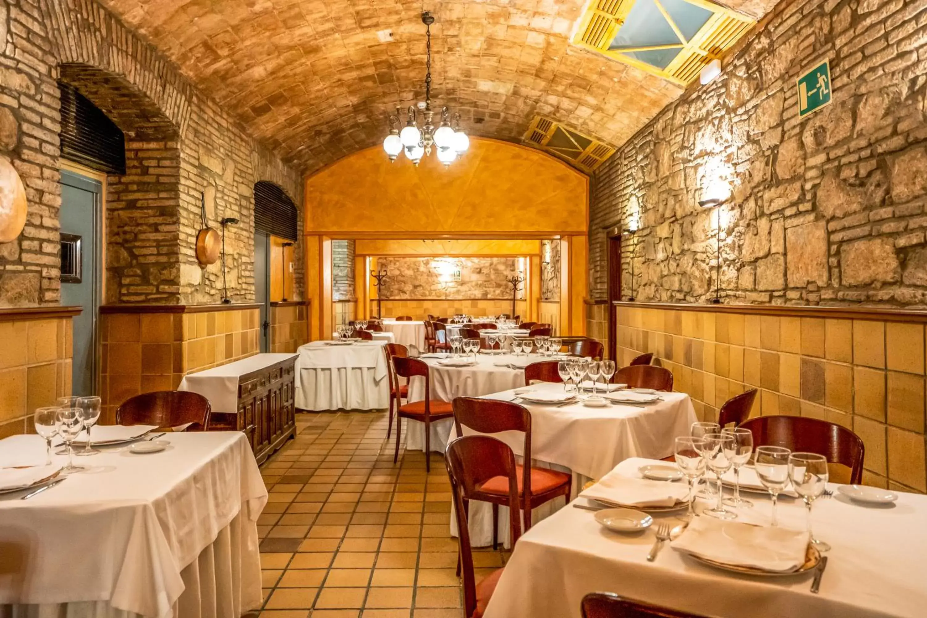 Restaurant/Places to Eat in Hotel Rialto