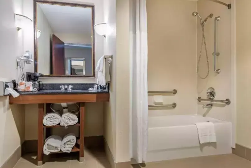 Bathroom in Comfort Suites Cincinnati Airport