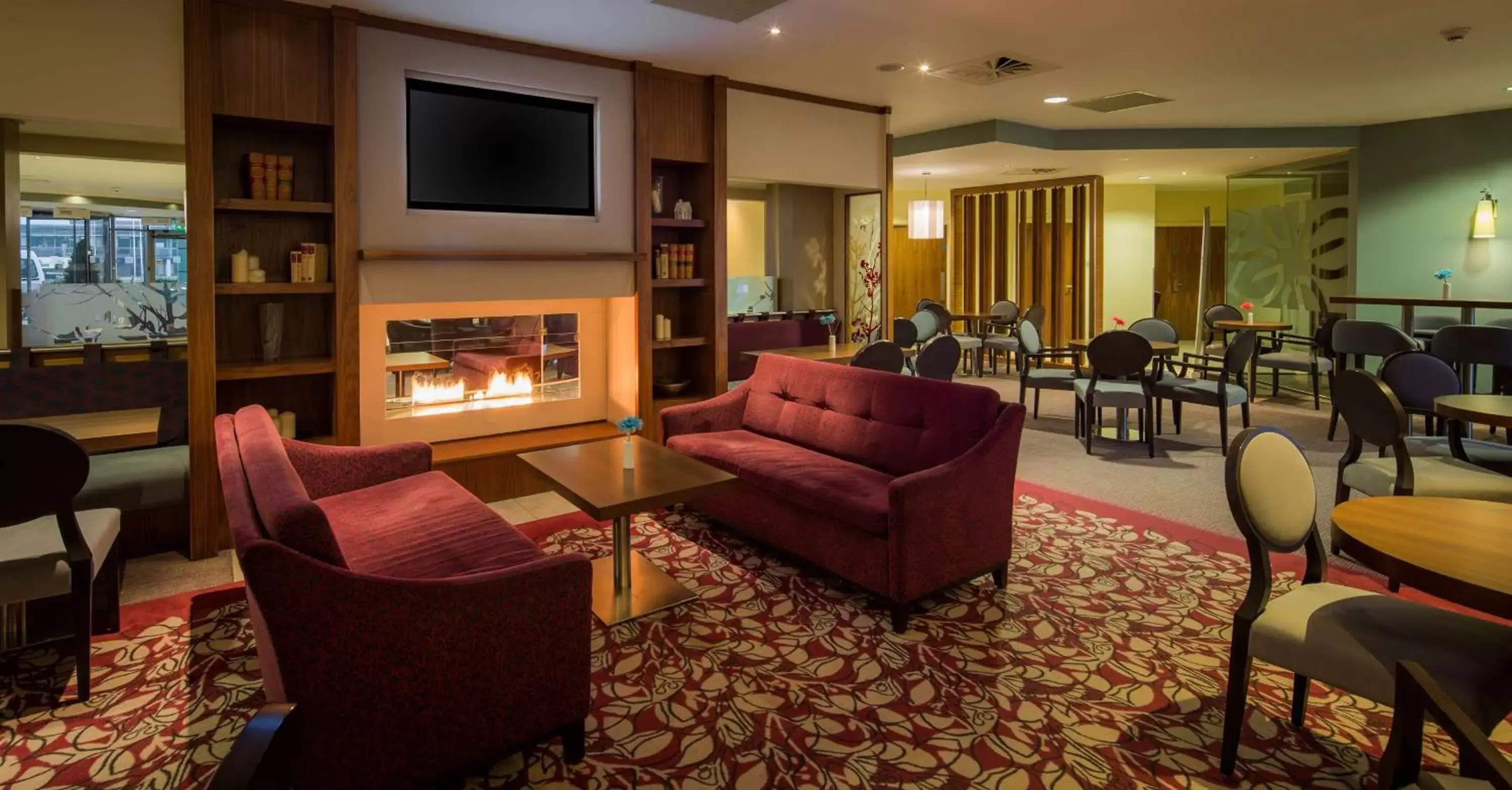 Lobby or reception, Lounge/Bar in Hilton Garden Inn Luton North