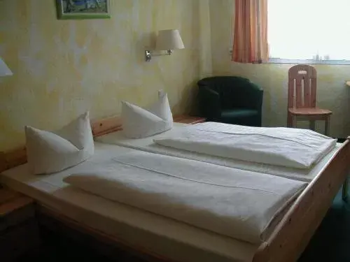 Bed in Hotel Goldener Karpfen