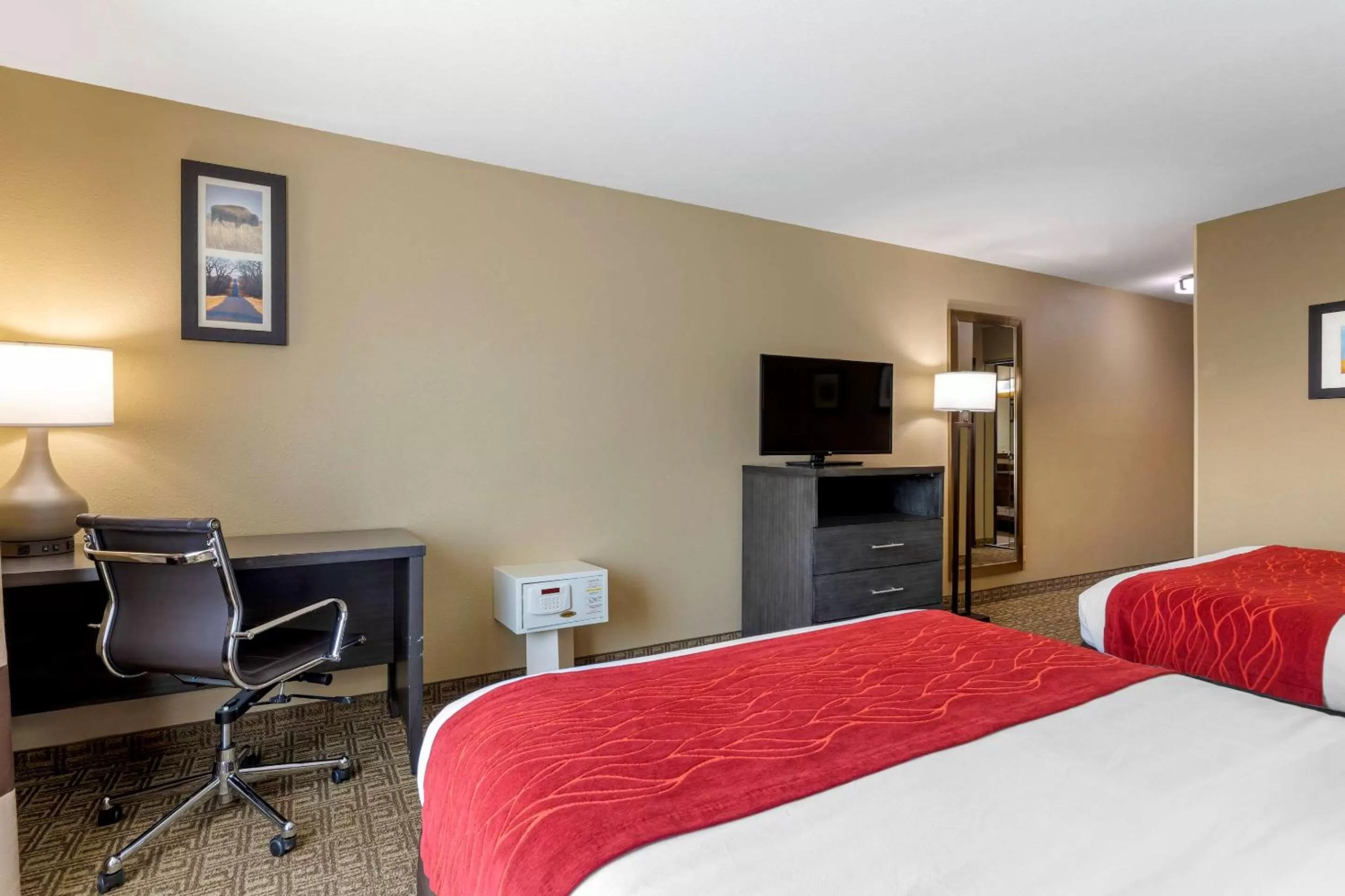 Photo of the whole room, Bed in Comfort Inn & Suites Ponca City near Marland Mansion
