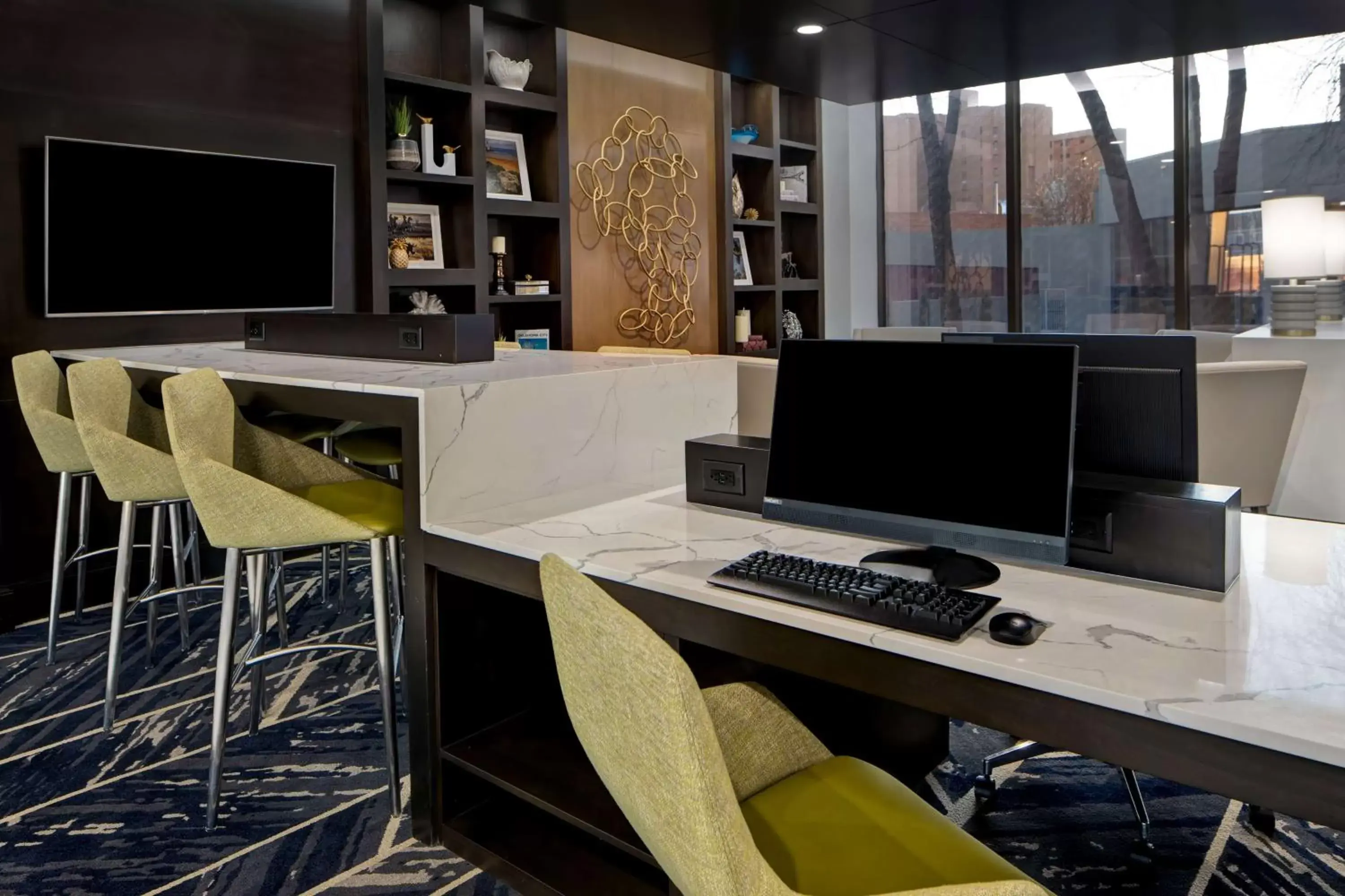 Lobby or reception, TV/Entertainment Center in Embassy Suites By Hilton Oklahoma City Northwest