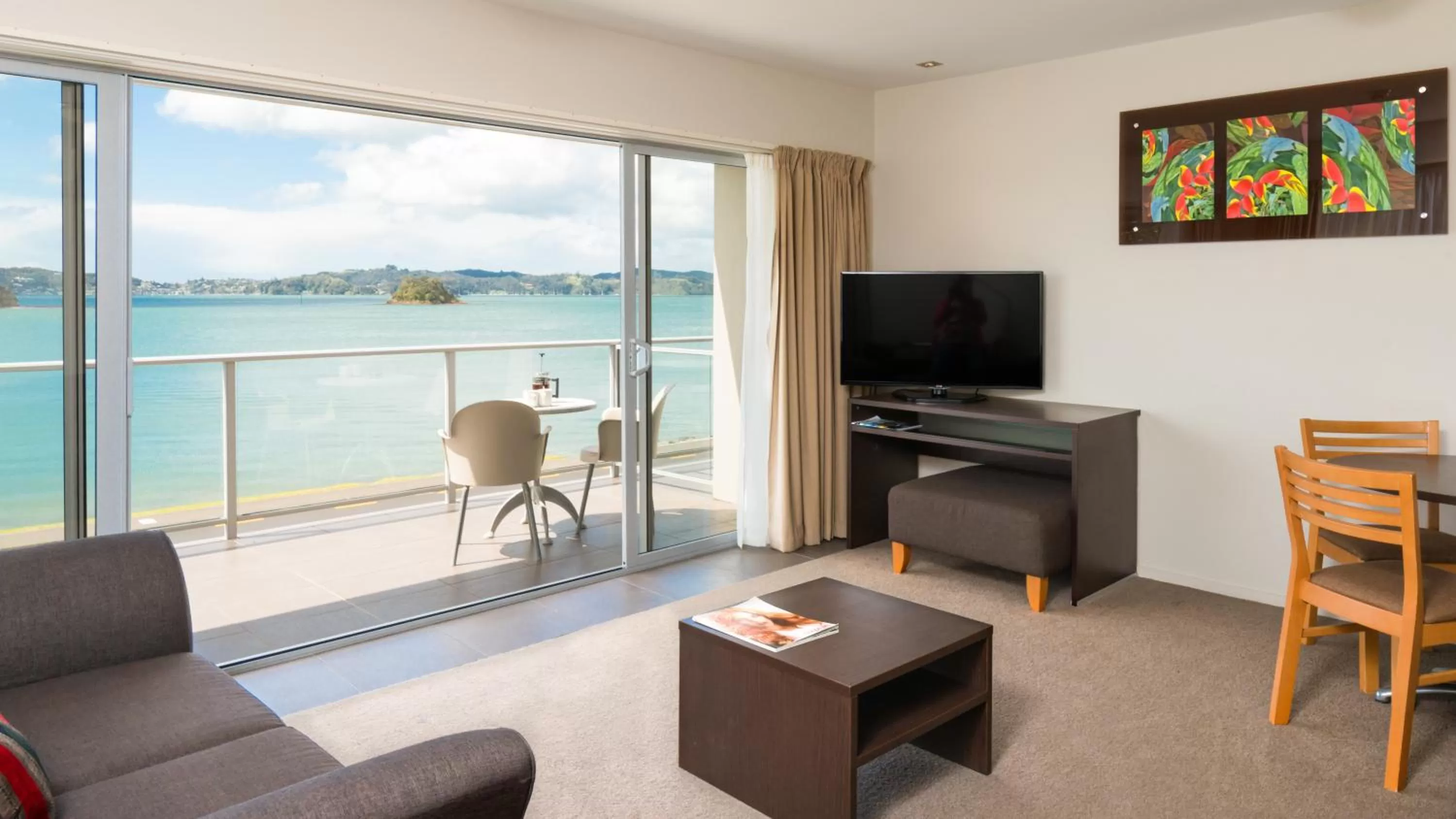 TV and multimedia in Kingsgate Hotel Autolodge Paihia