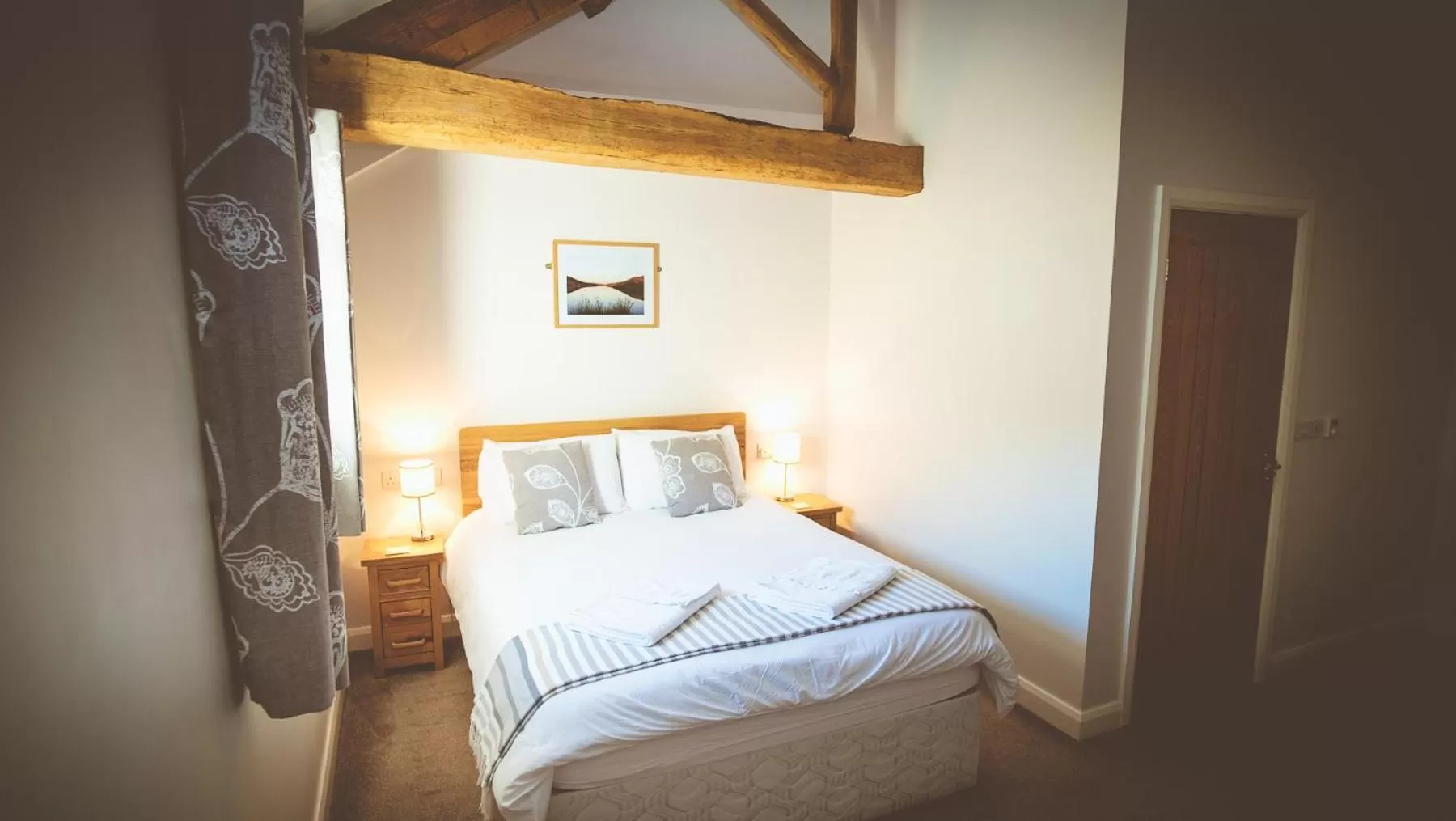 Photo of the whole room, Bed in Coddy's Farm