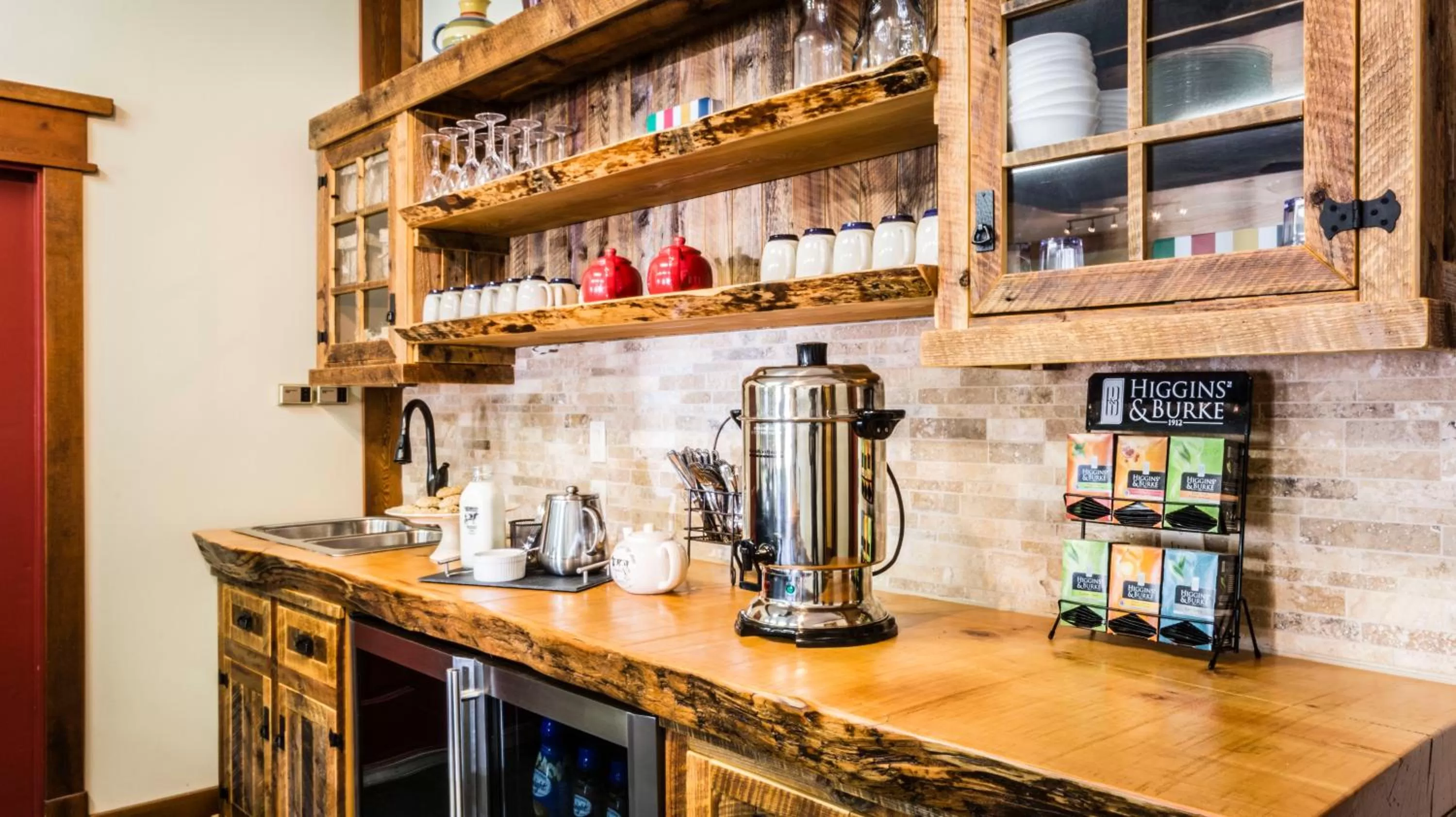 Banquet/Function facilities, Kitchen/Kitchenette in Rustlers Lodge