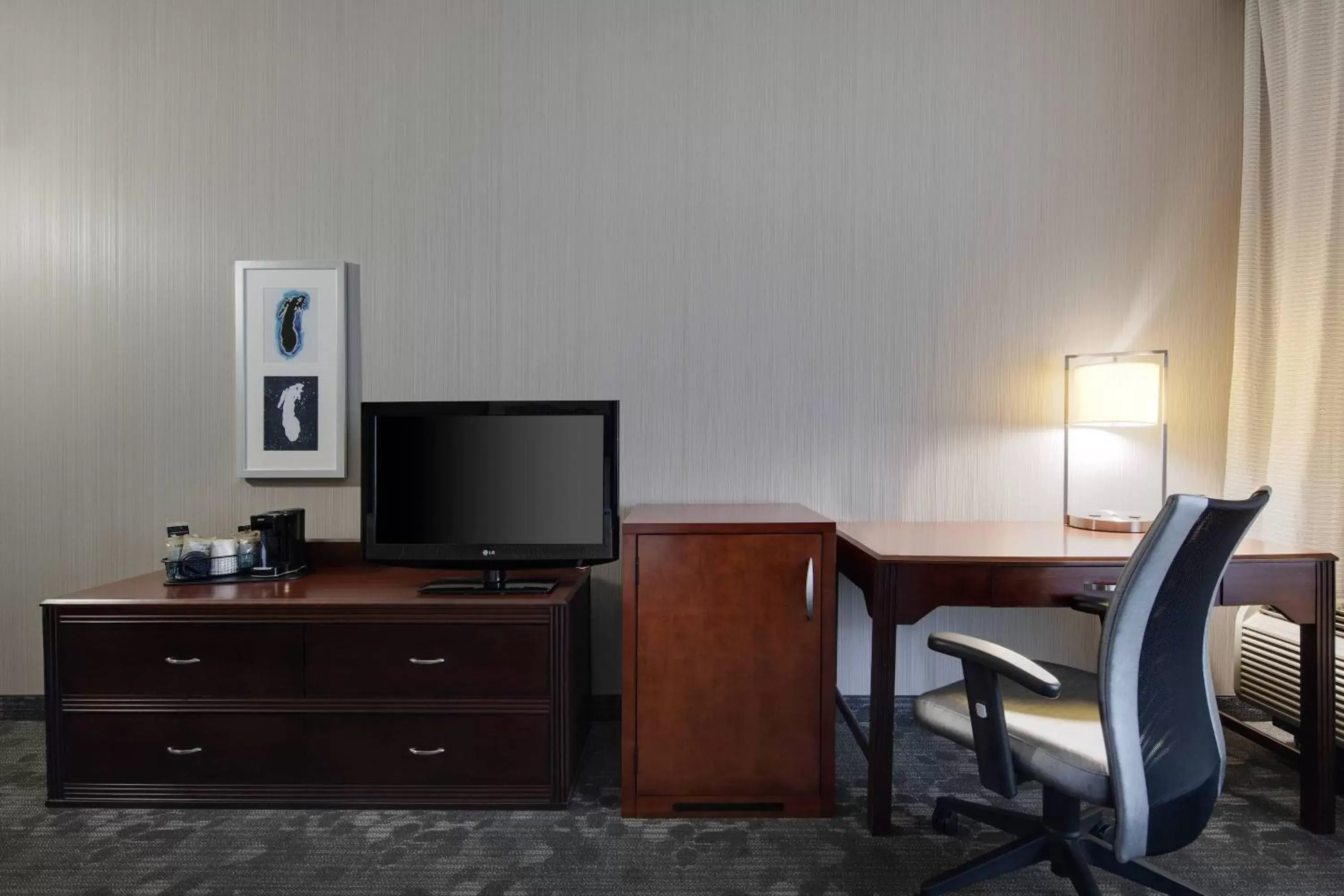 Photo of the whole room, TV/Entertainment Center in Courtyard Grand Rapids Airport