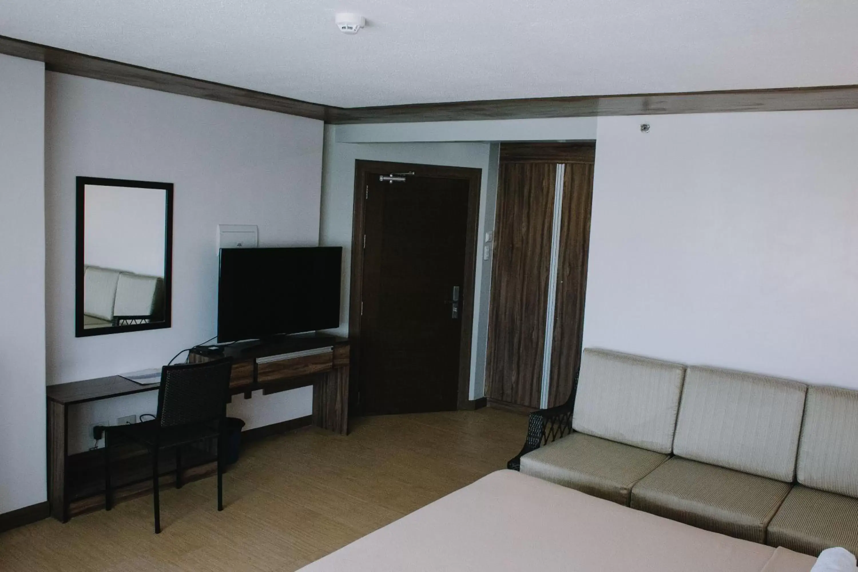 TV and multimedia, TV/Entertainment Center in Leope Hotel