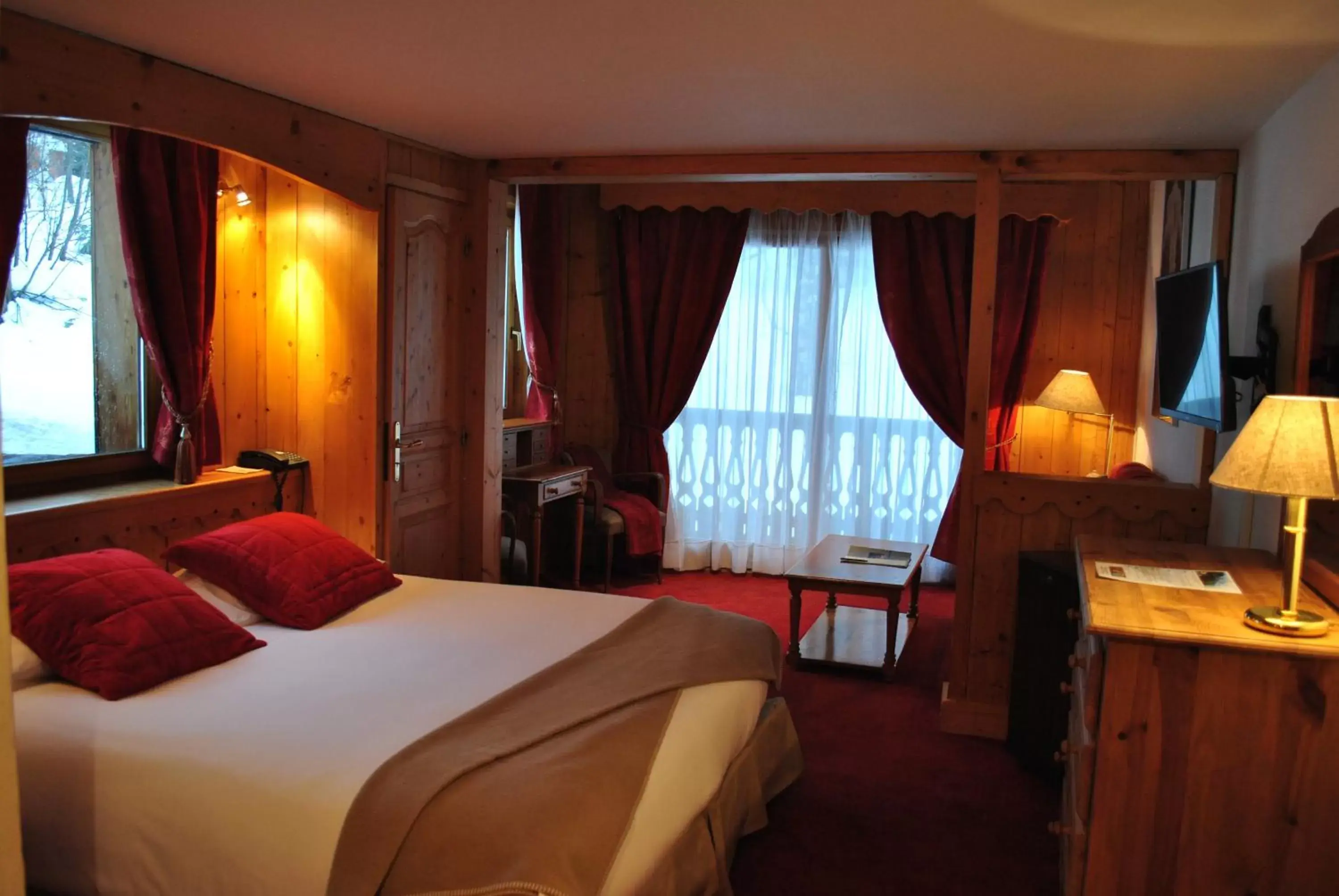 Bedroom, Bed in Hôtel Le Jeu de Paume