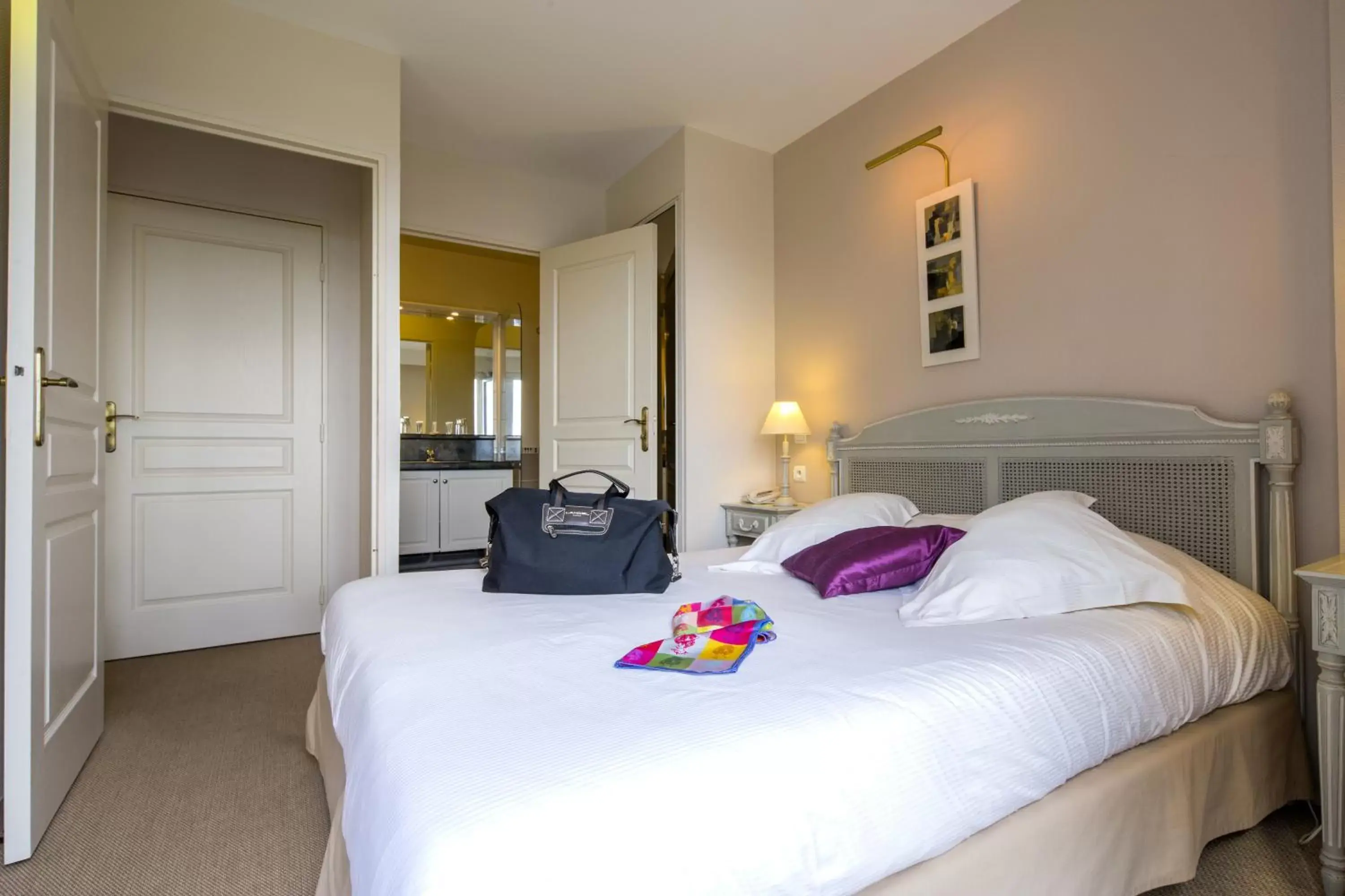 Photo of the whole room, Bed in Tulip Inn Honfleur Residence & Spa