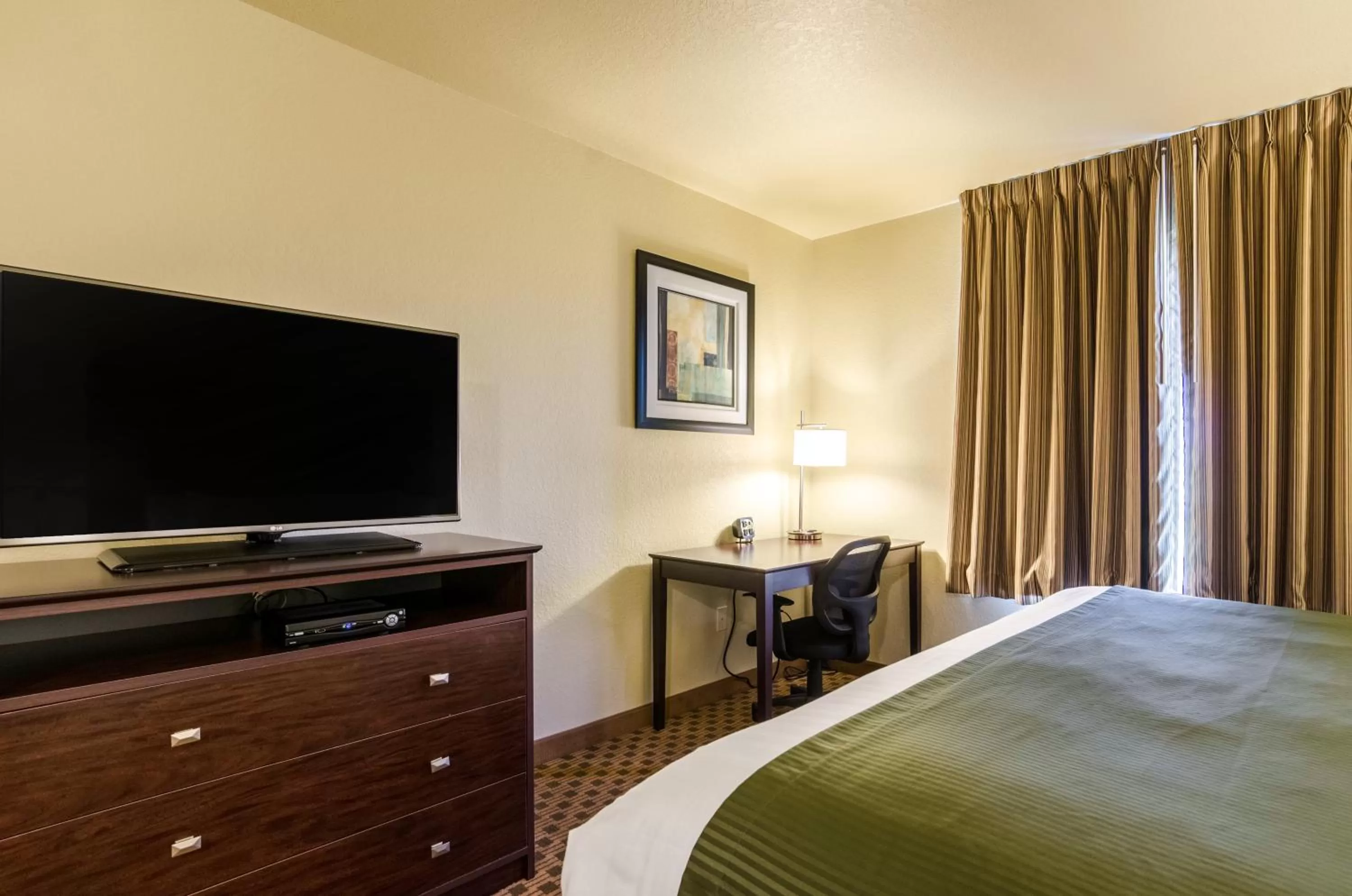 TV and multimedia, Bed in Cobblestone Inn & Suites - Corry