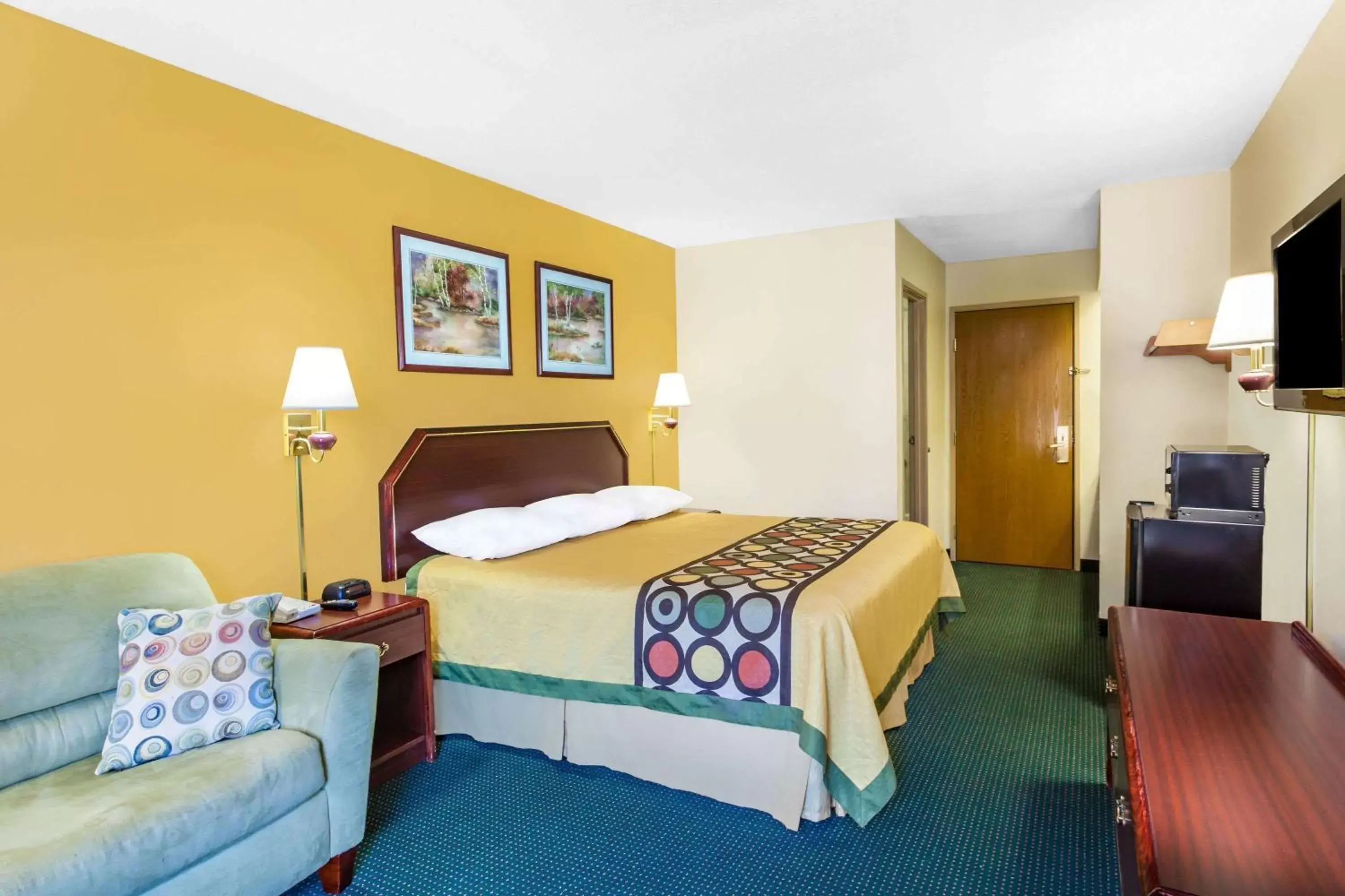On site, Bed in Super 8 by Wyndham Morristown/South