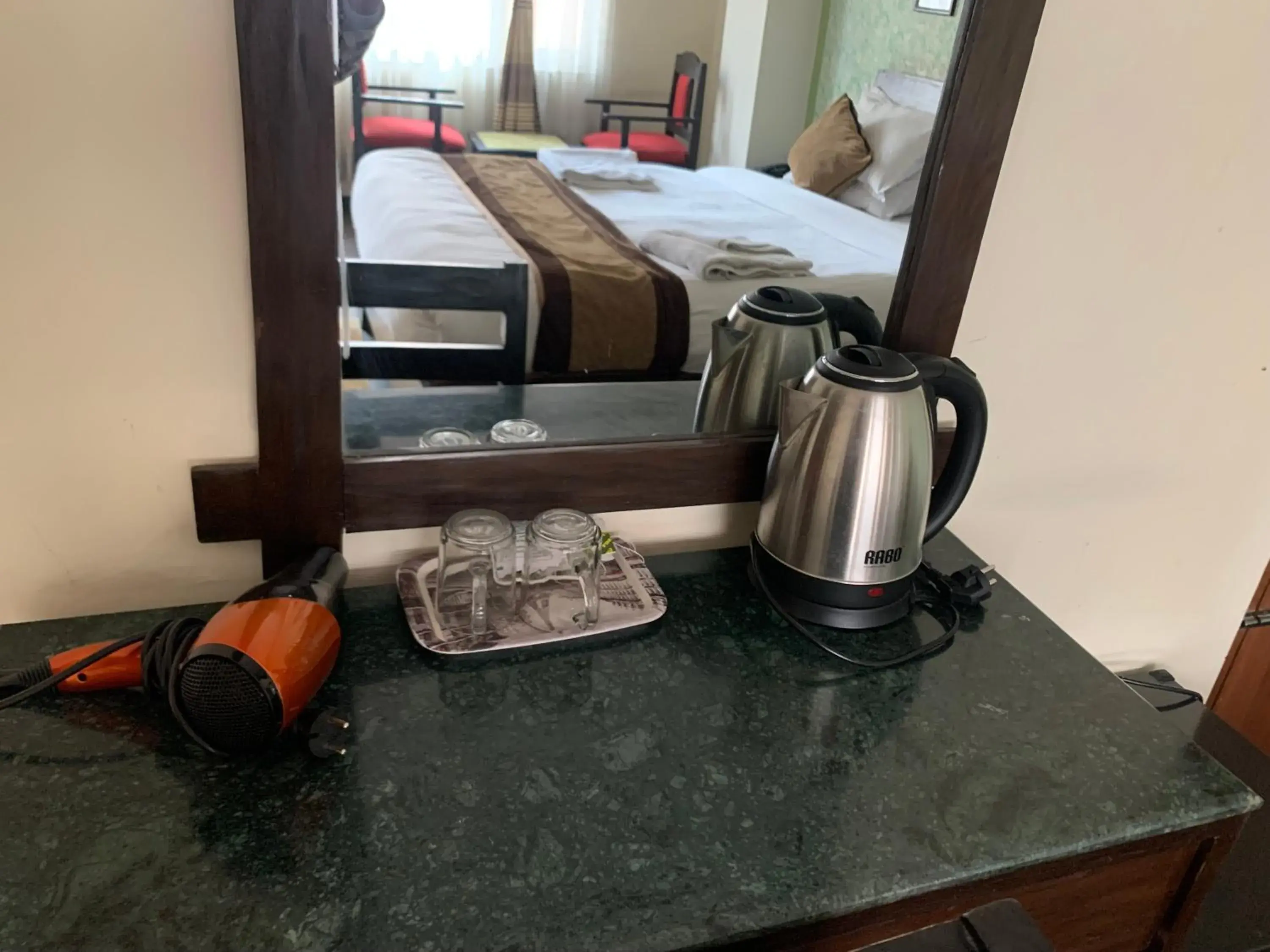 Coffee/tea facilities in Alpine Hotel & Apartment
