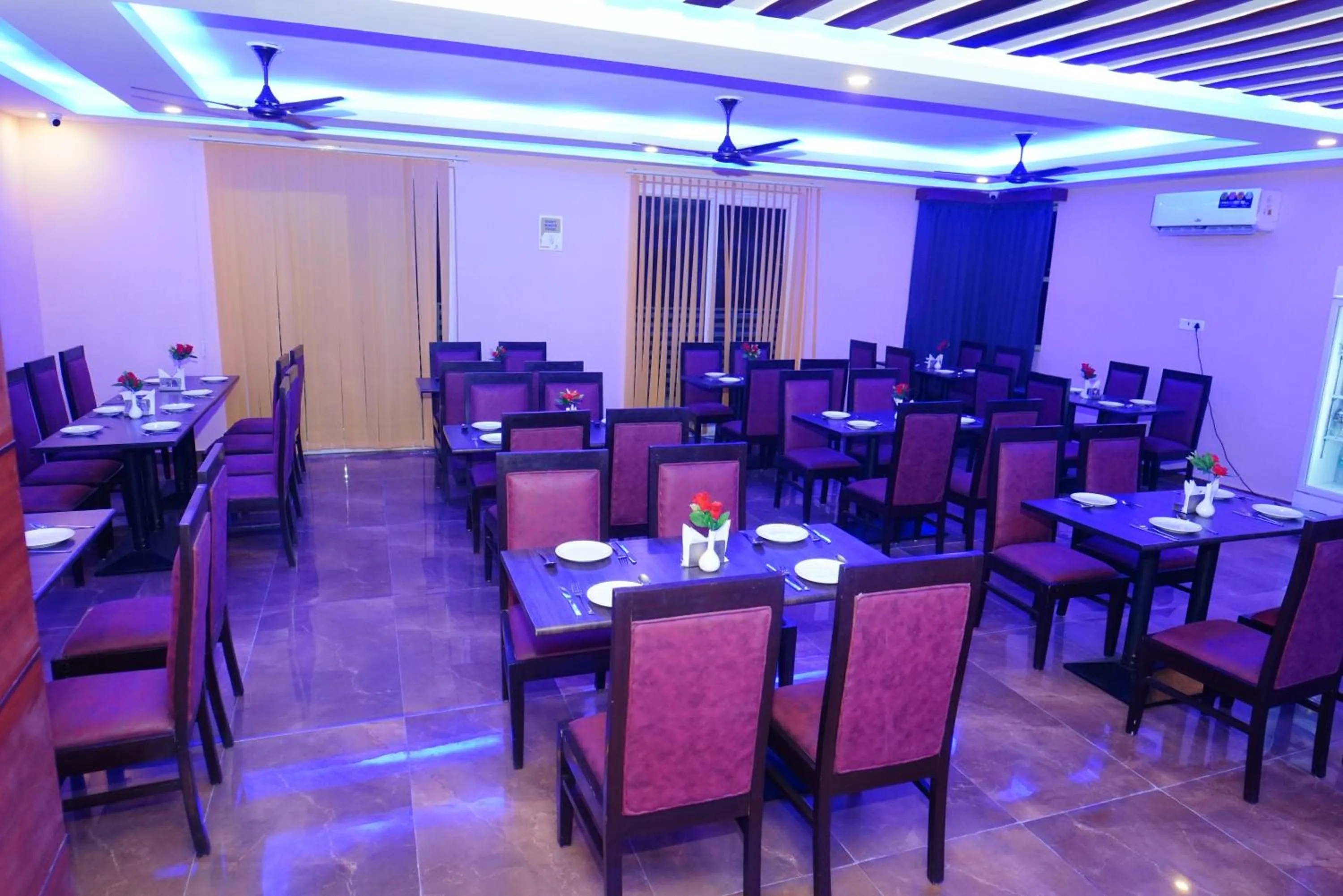 Restaurant/places to eat in ExpoMart Inn