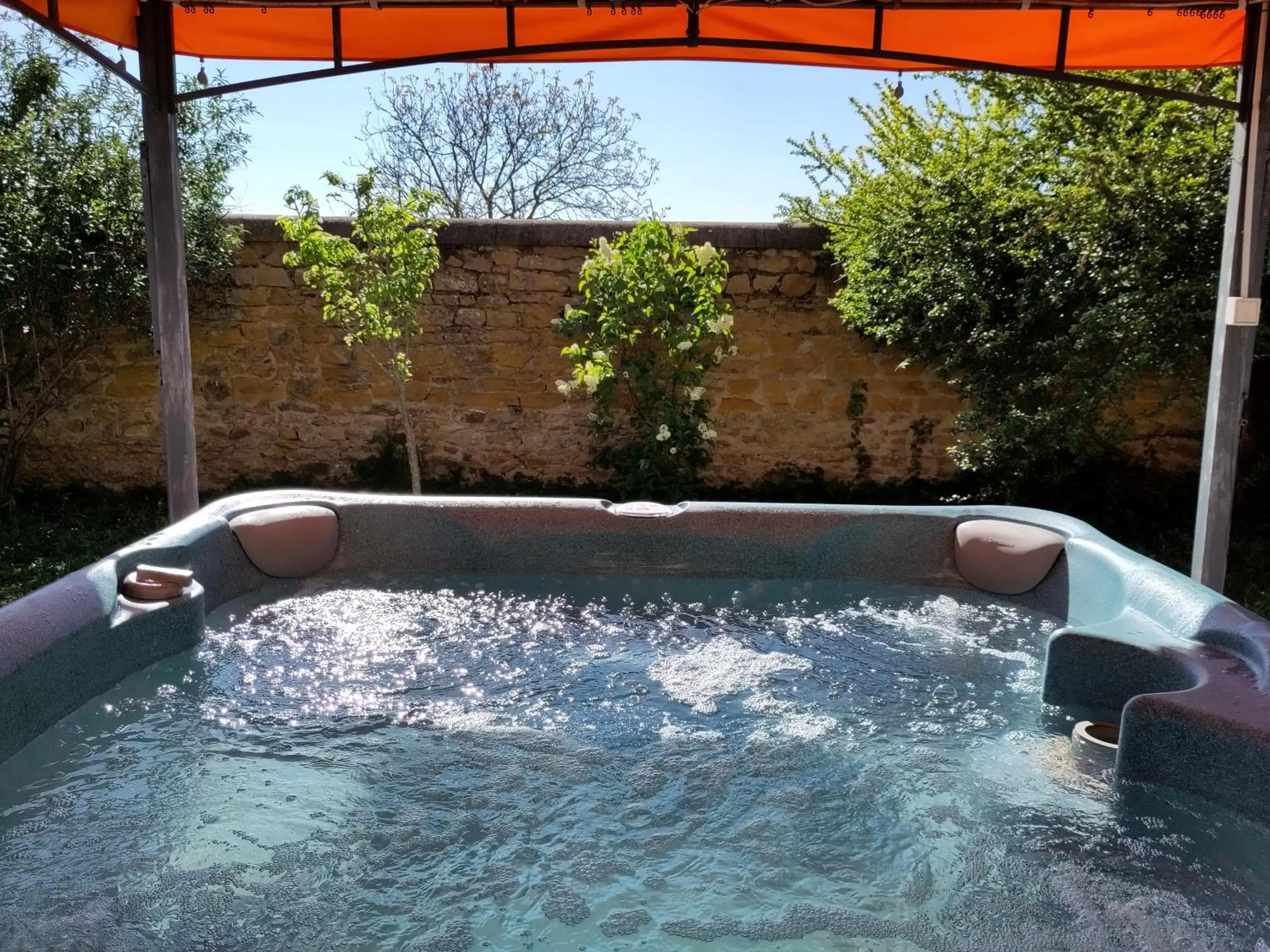 Hot Tub in Le Clos du Cher en Beaujolais