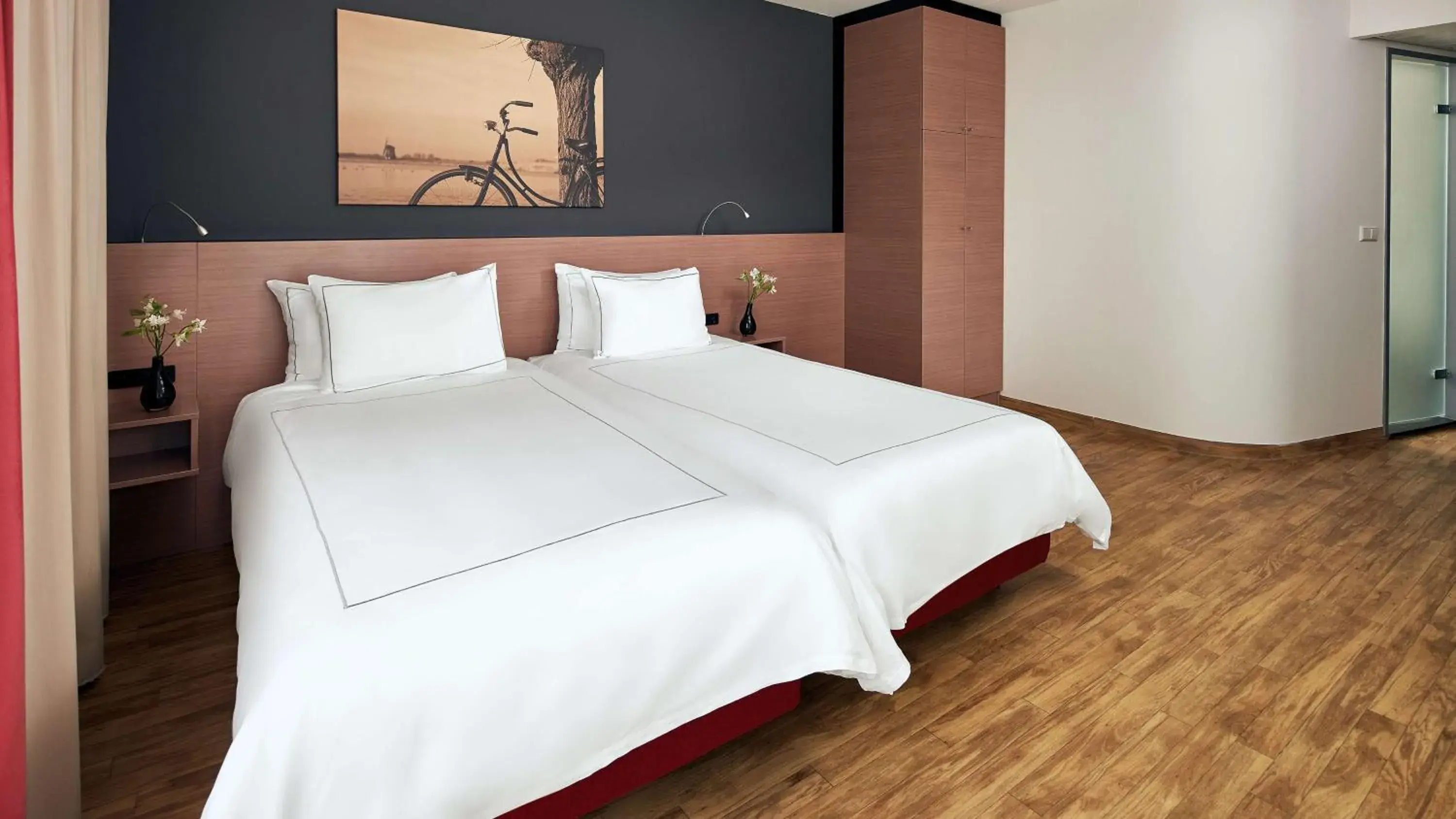 Photo of the whole room, Bed in Park Plaza Amsterdam Airport