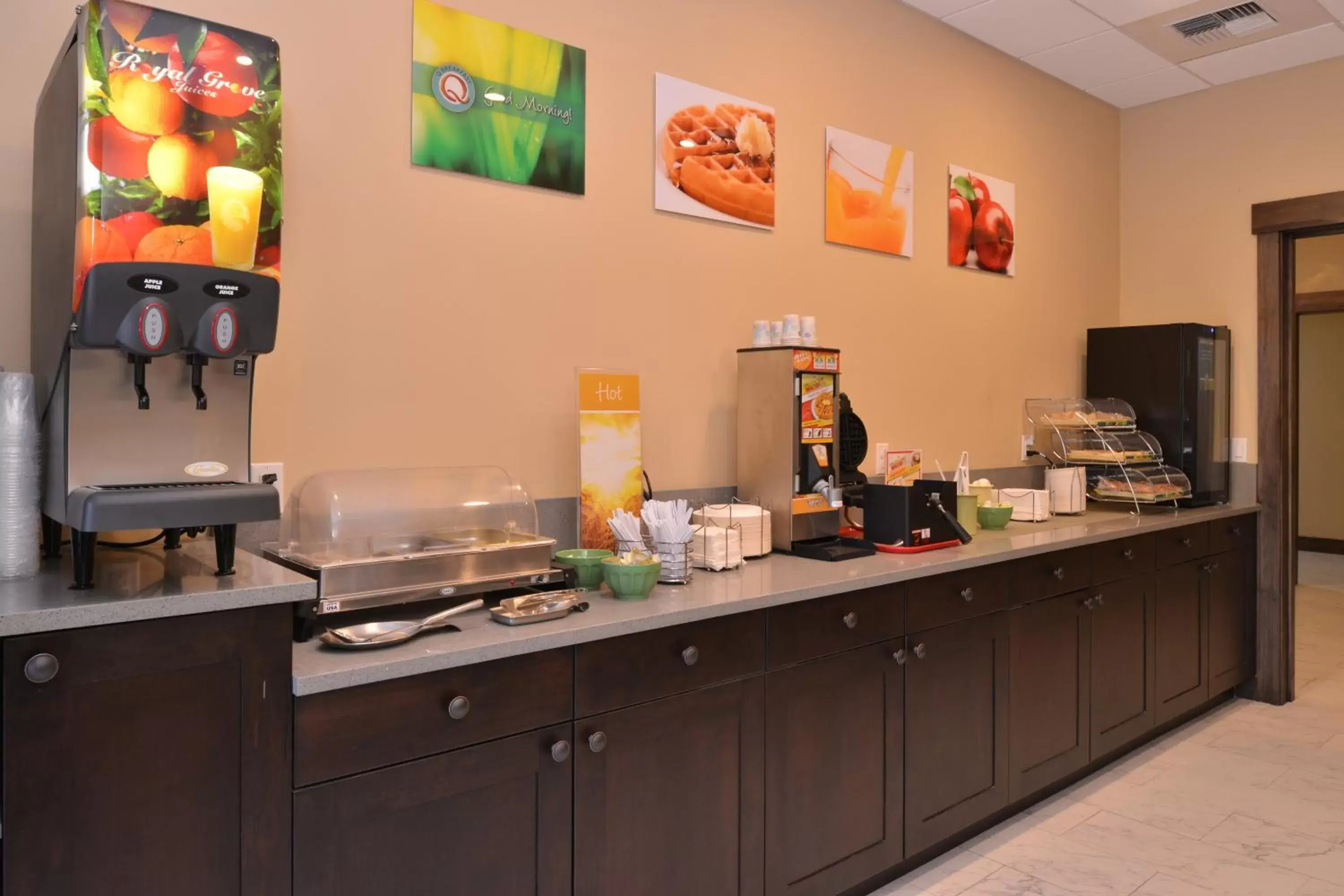 Food, Restaurant/Places to Eat in Quality Inn & Suites Tacoma - Seattle