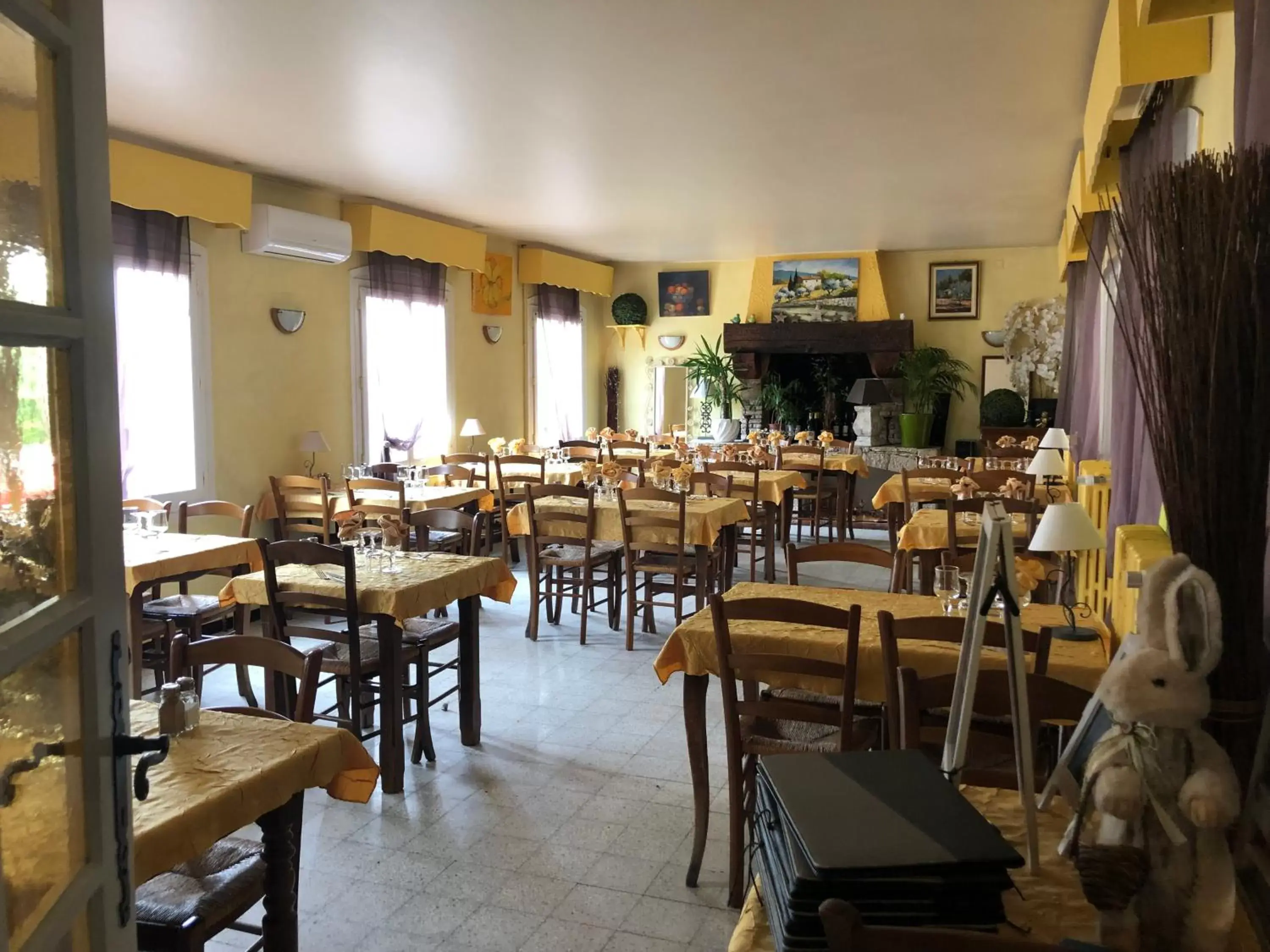 Restaurant/Places to Eat in Le Provençal