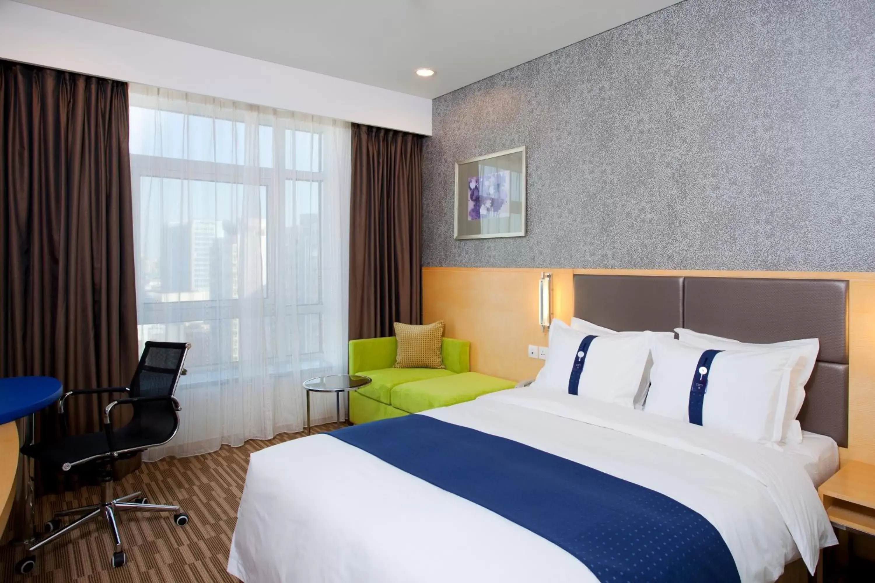 Photo of the whole room, Bed in Holiday Inn Express Beijing Dongzhimen, an IHG Hotel