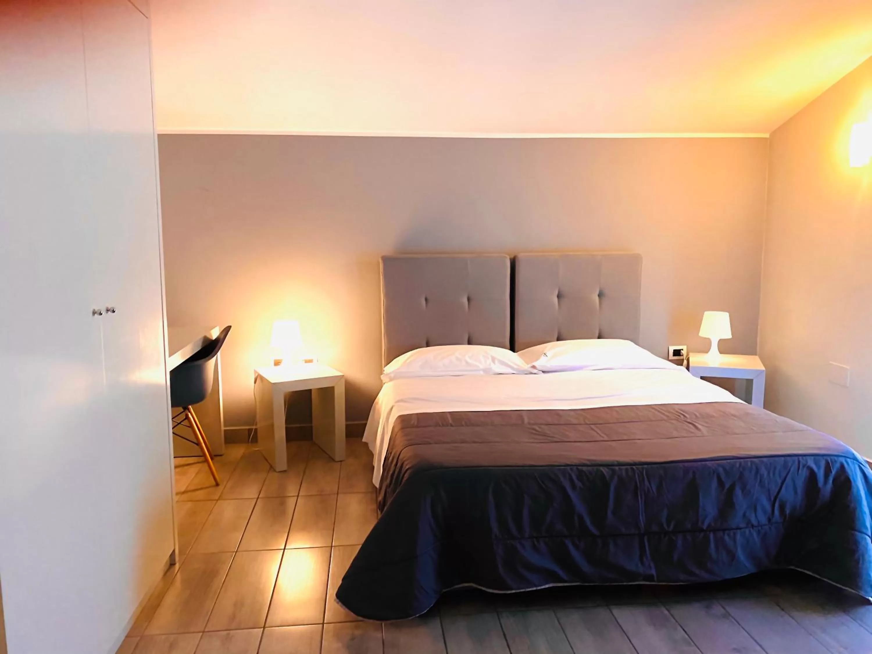 Bedroom, Bed in Victoria Hotel