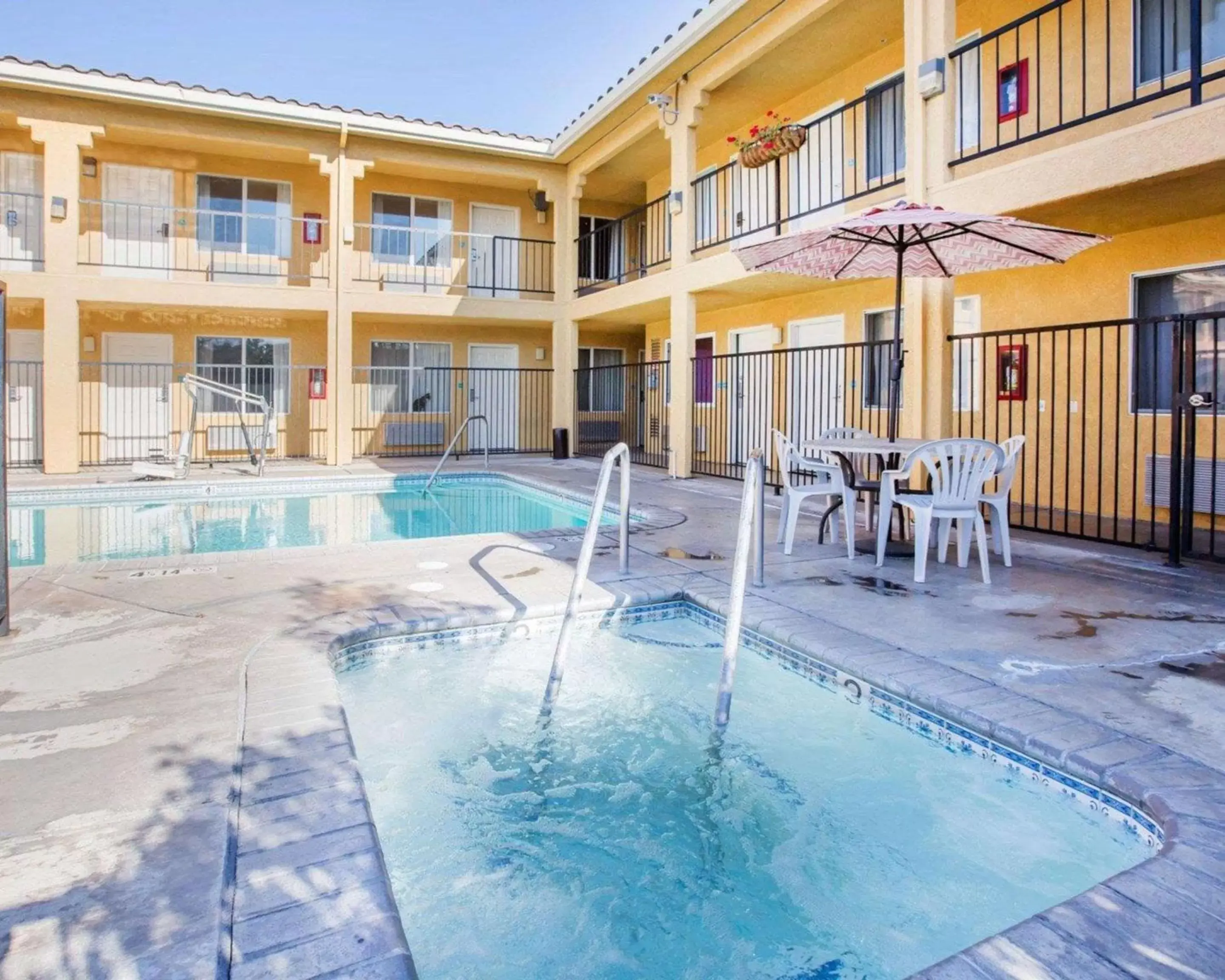 On site, Swimming Pool in Econo Lodge Inn & Suites Wine Country