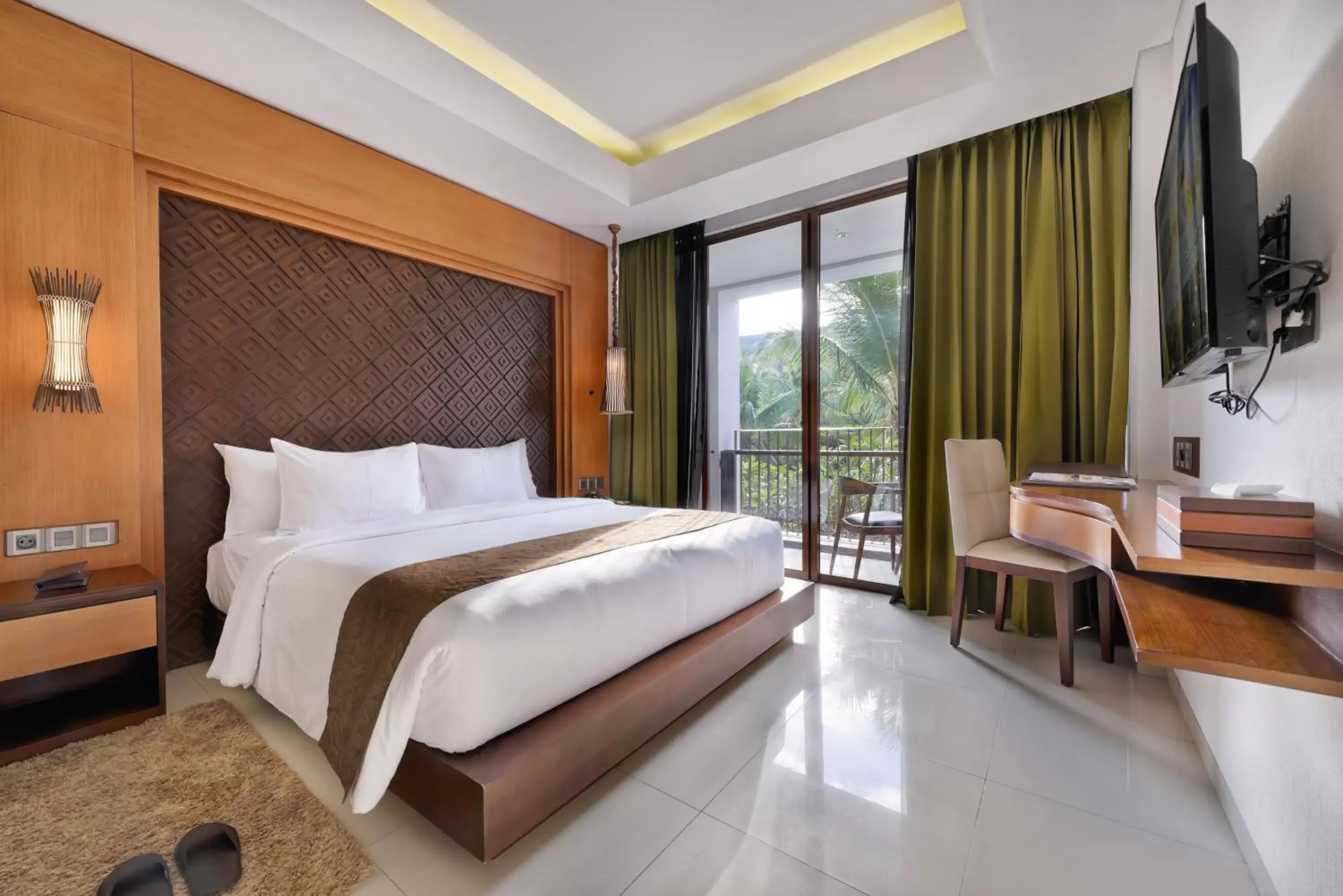 Pool view, Bed in Golden Tulip Jineng Resort Bali