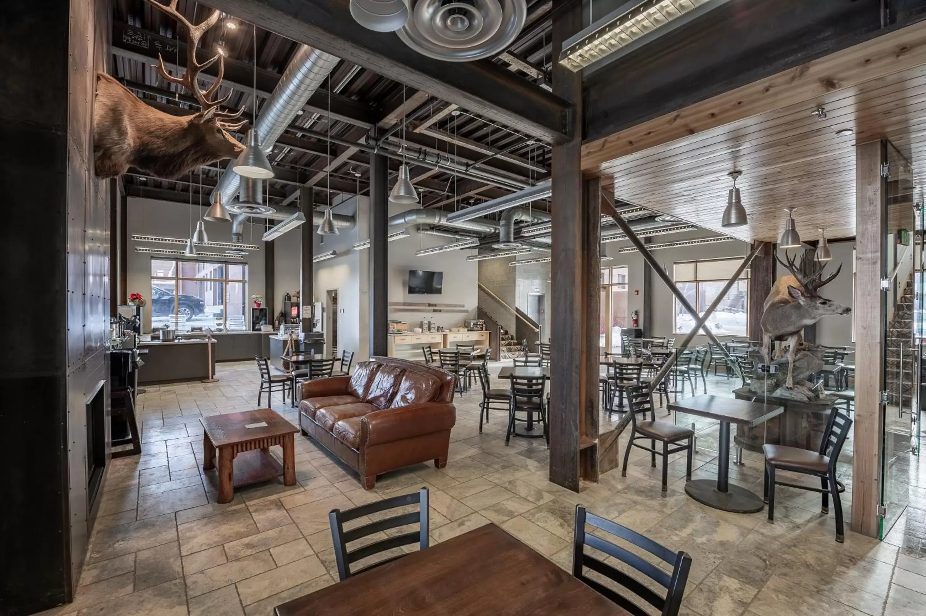 Seating area, Restaurant/Places to Eat in 49'er Inn & Suites