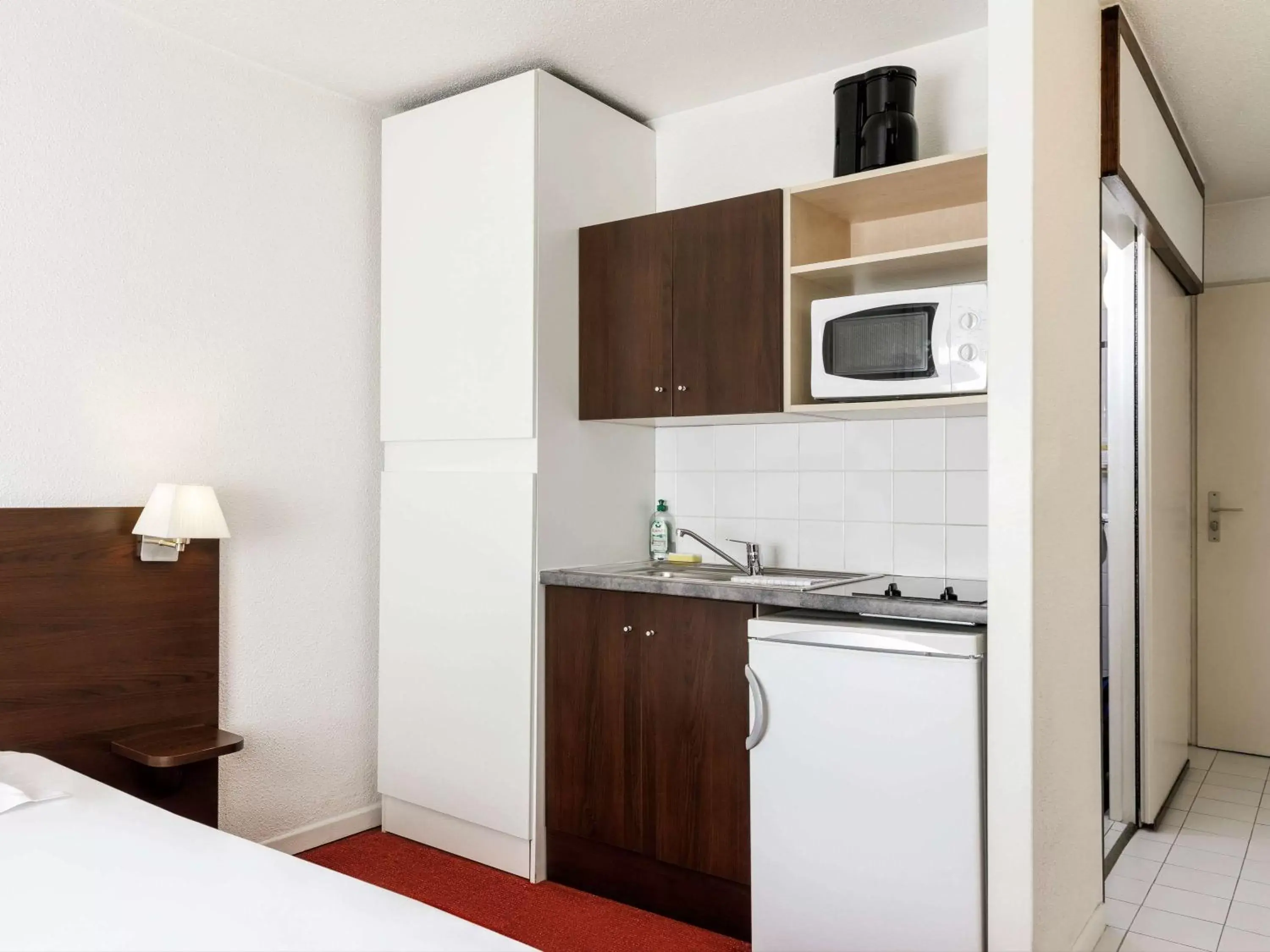 Photo of the whole room, Kitchen/Kitchenette in Aparthotel Adagio Access Lille Vauban