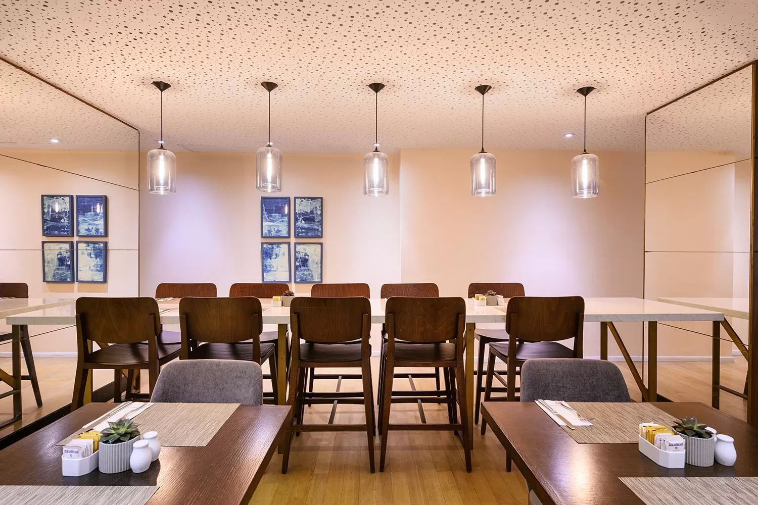 Restaurant/places to eat in Sea Tower by Isrotel Design