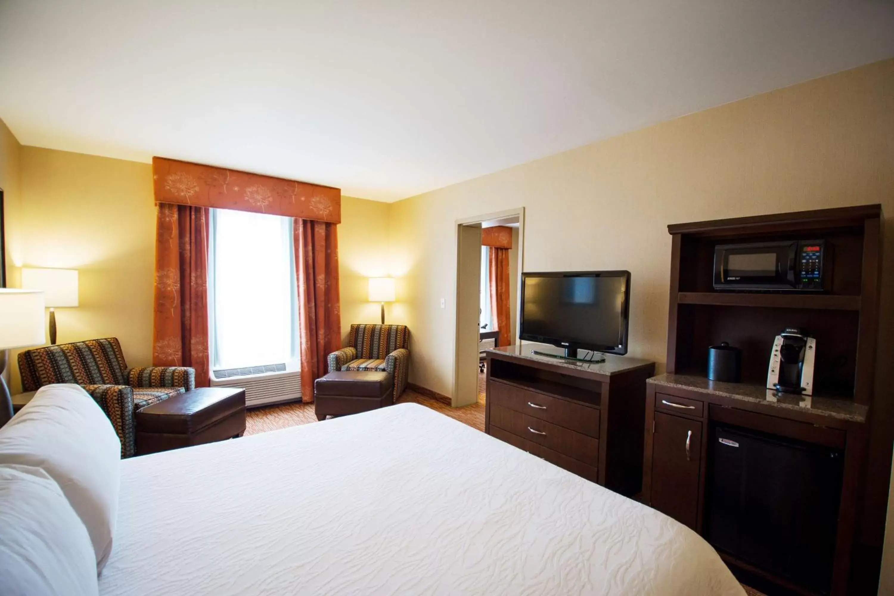 Bedroom, TV/Entertainment Center in Hilton Garden Inn Watertown