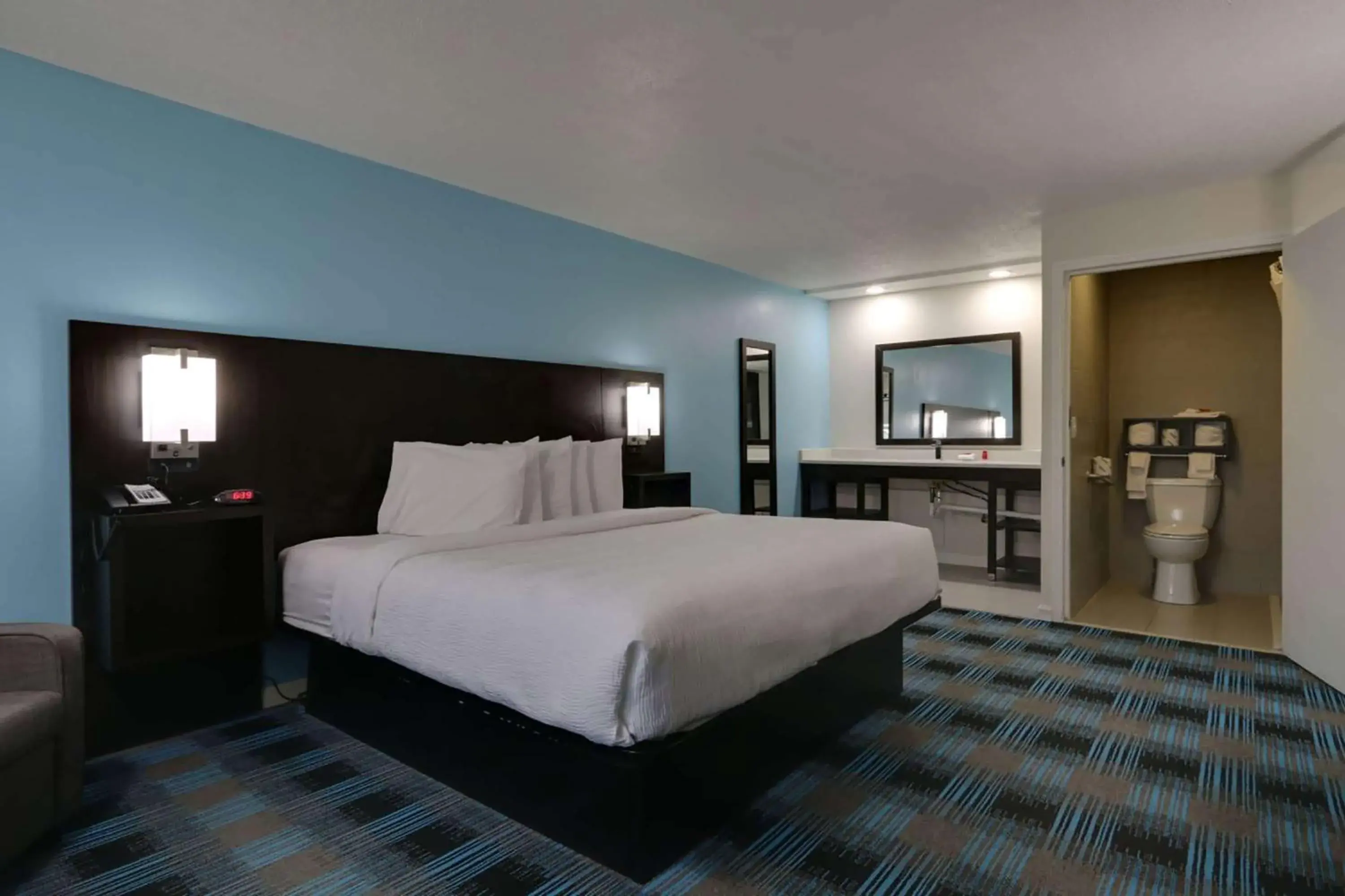 Photo of the whole room, Bed in Travelodge by Wyndham Calhoun South I-75