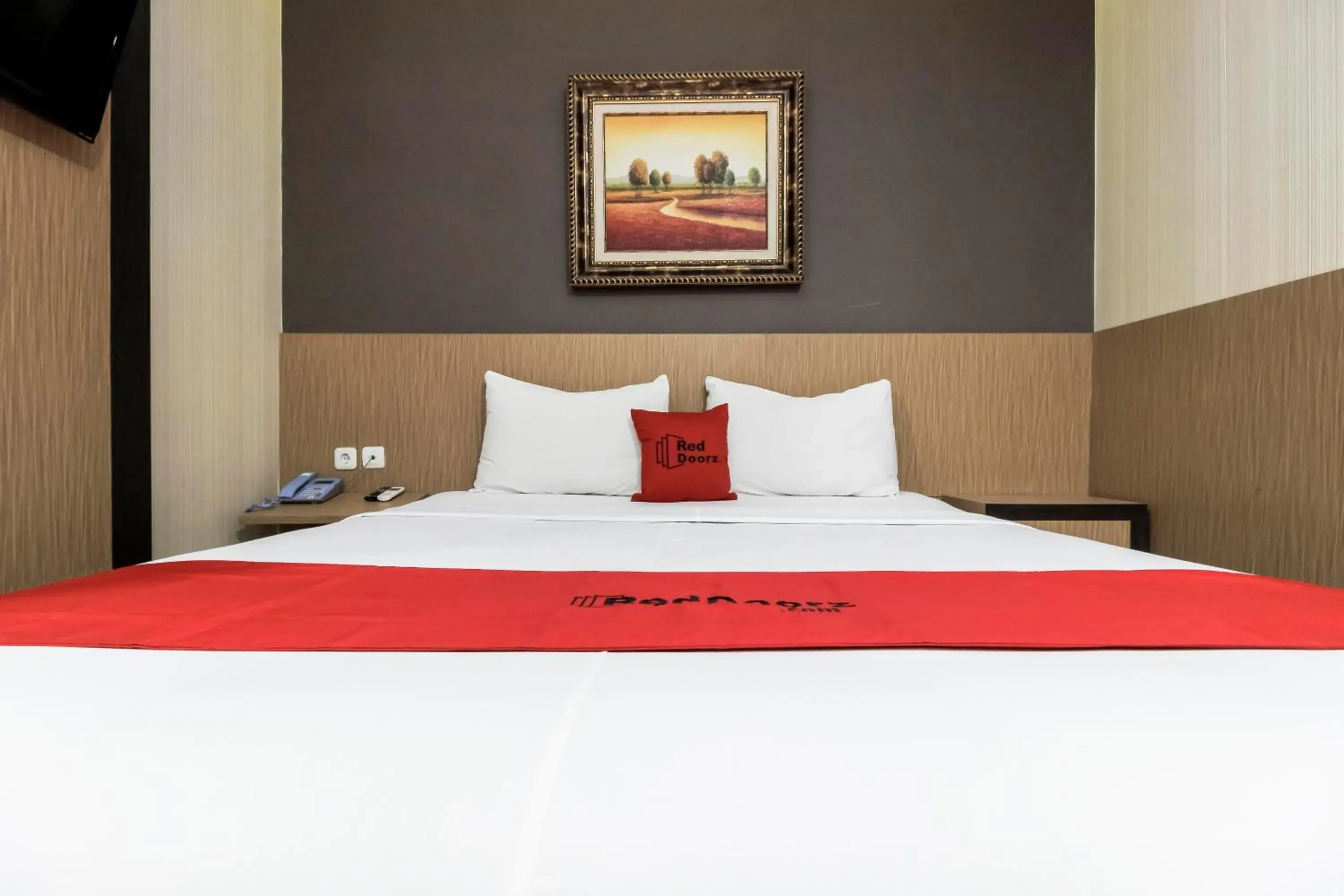 Bedroom, Bed in RedDoorz Plus @ Tuparev Cirebon