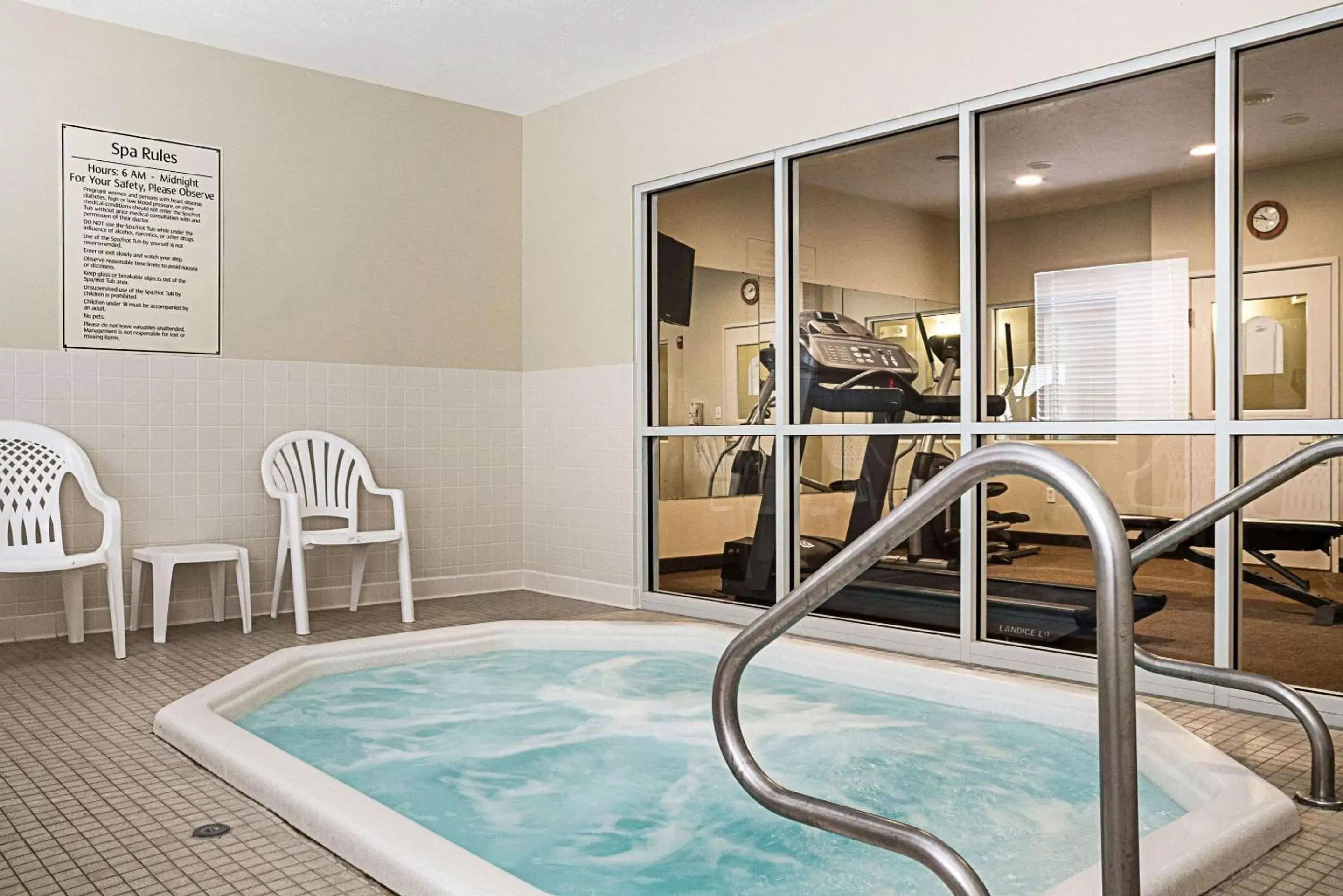 Swimming Pool in MainStay Suites Fargo - I-94 Medical Center