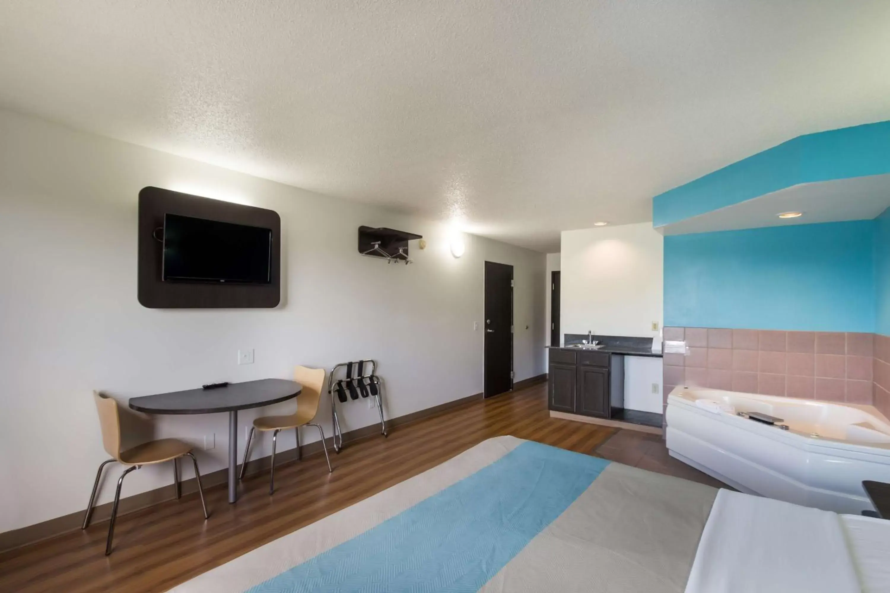 Bedroom, TV/Entertainment Center in Motel 6-Rothschild, WI