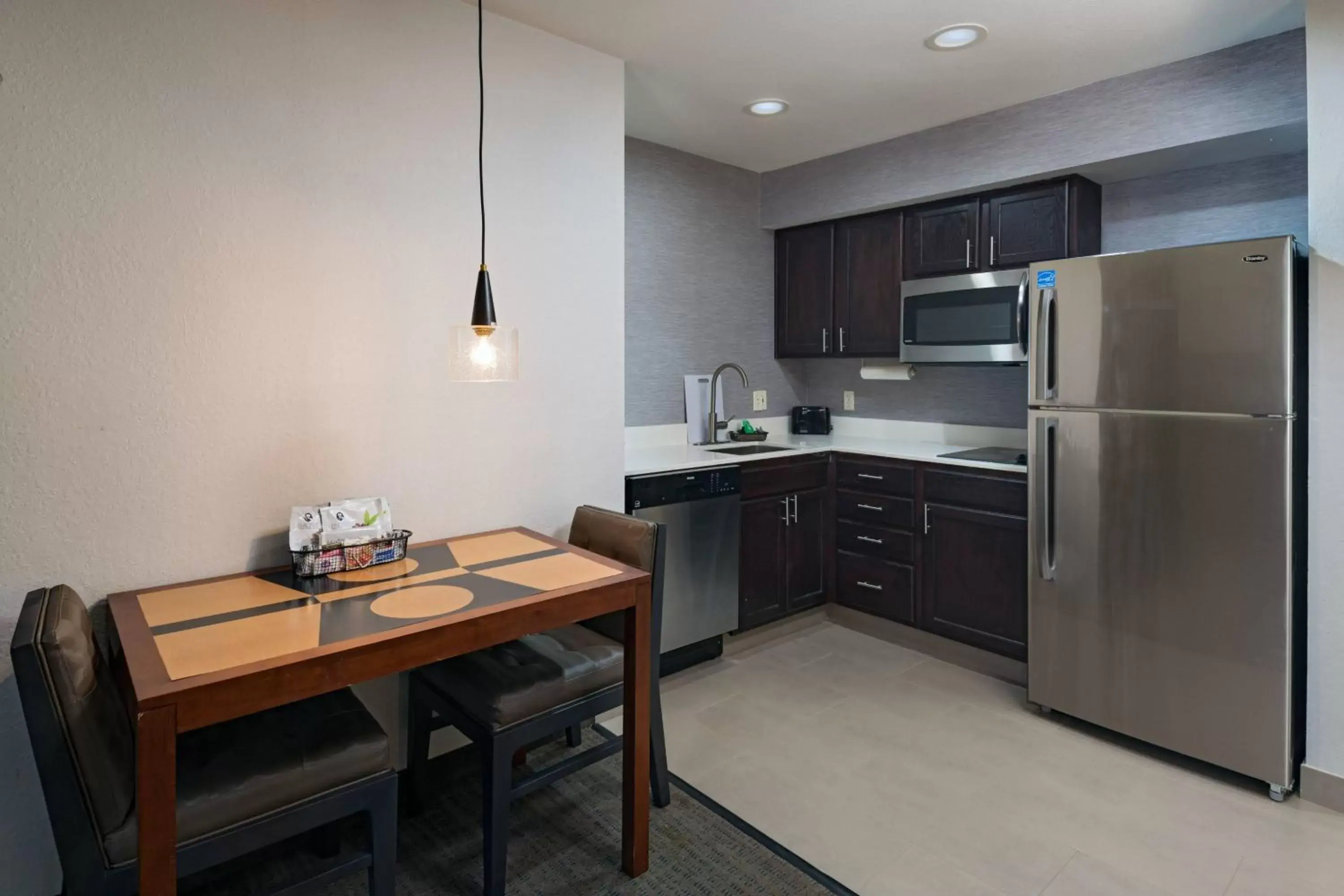 Photo of the whole room, Kitchen/Kitchenette in Residence Inn Shreveport Airport