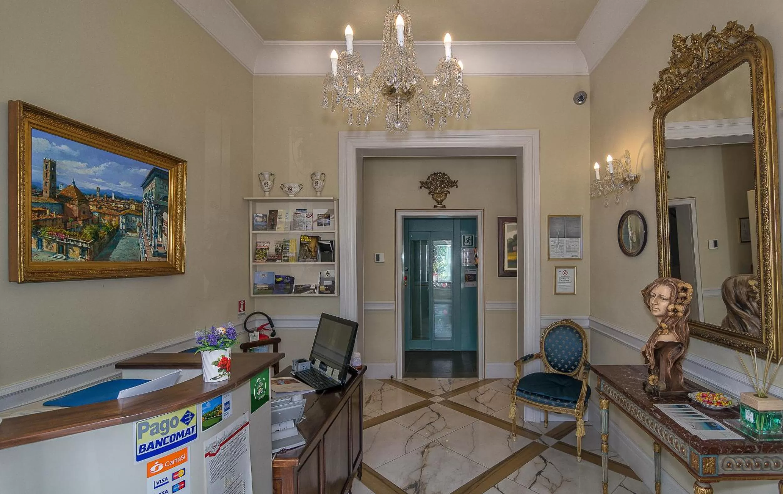 Lobby or reception in Lucca in Azzurro Maison de Charme