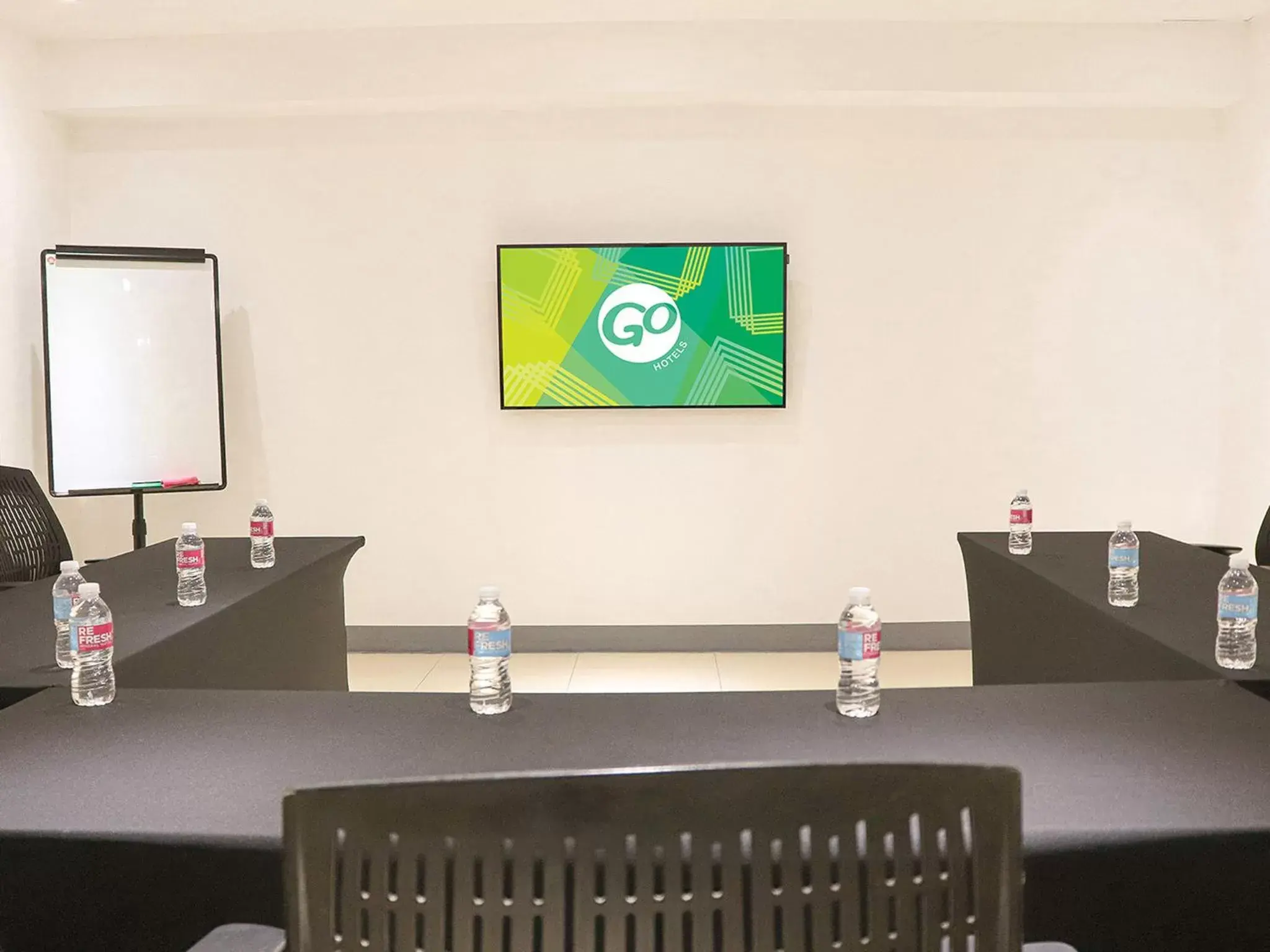 Meeting/conference room, TV/Entertainment Center in Go Hotels North EDSA