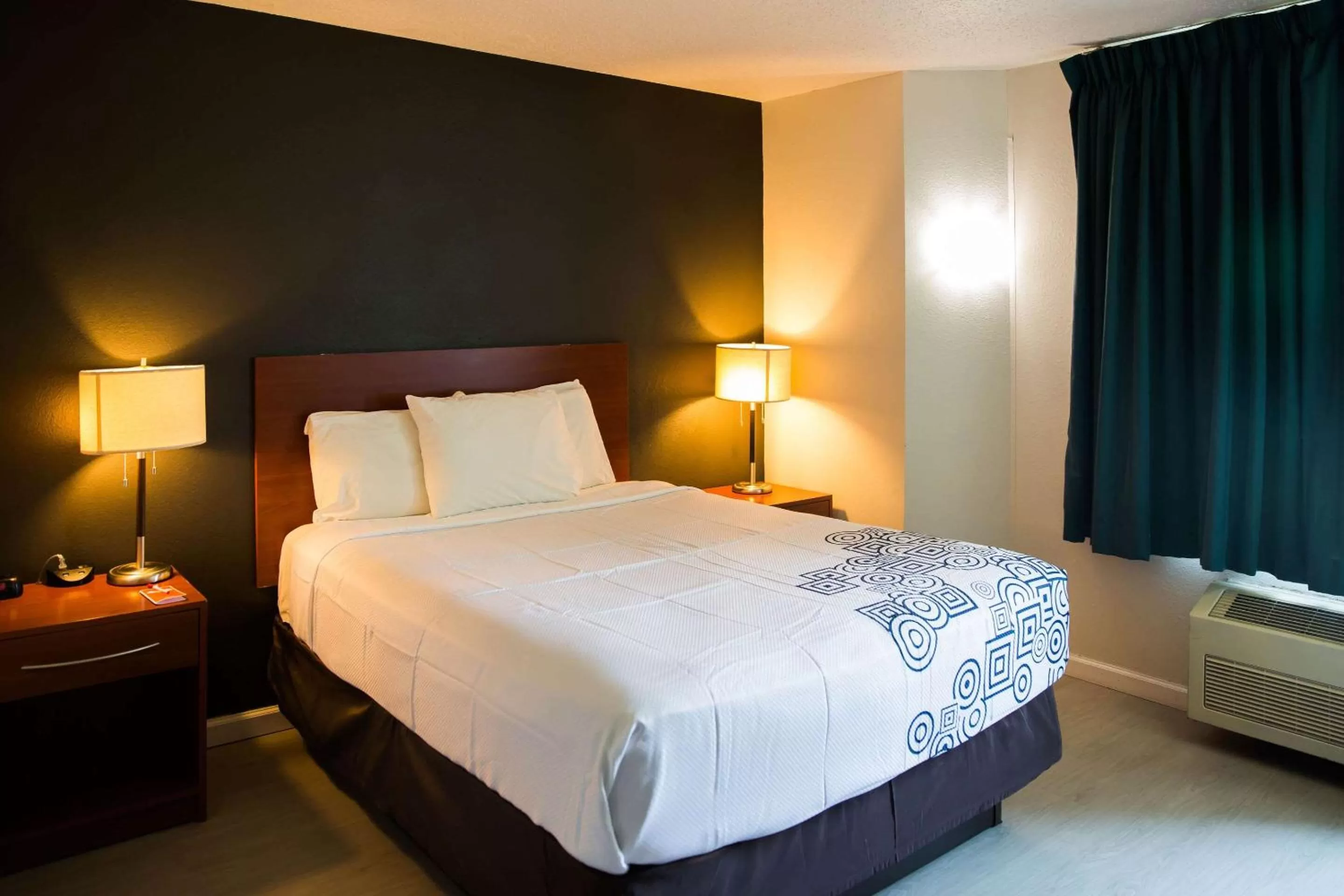 Photo of the whole room, Bed in Econo Lodge Harrisburg - Hershey North