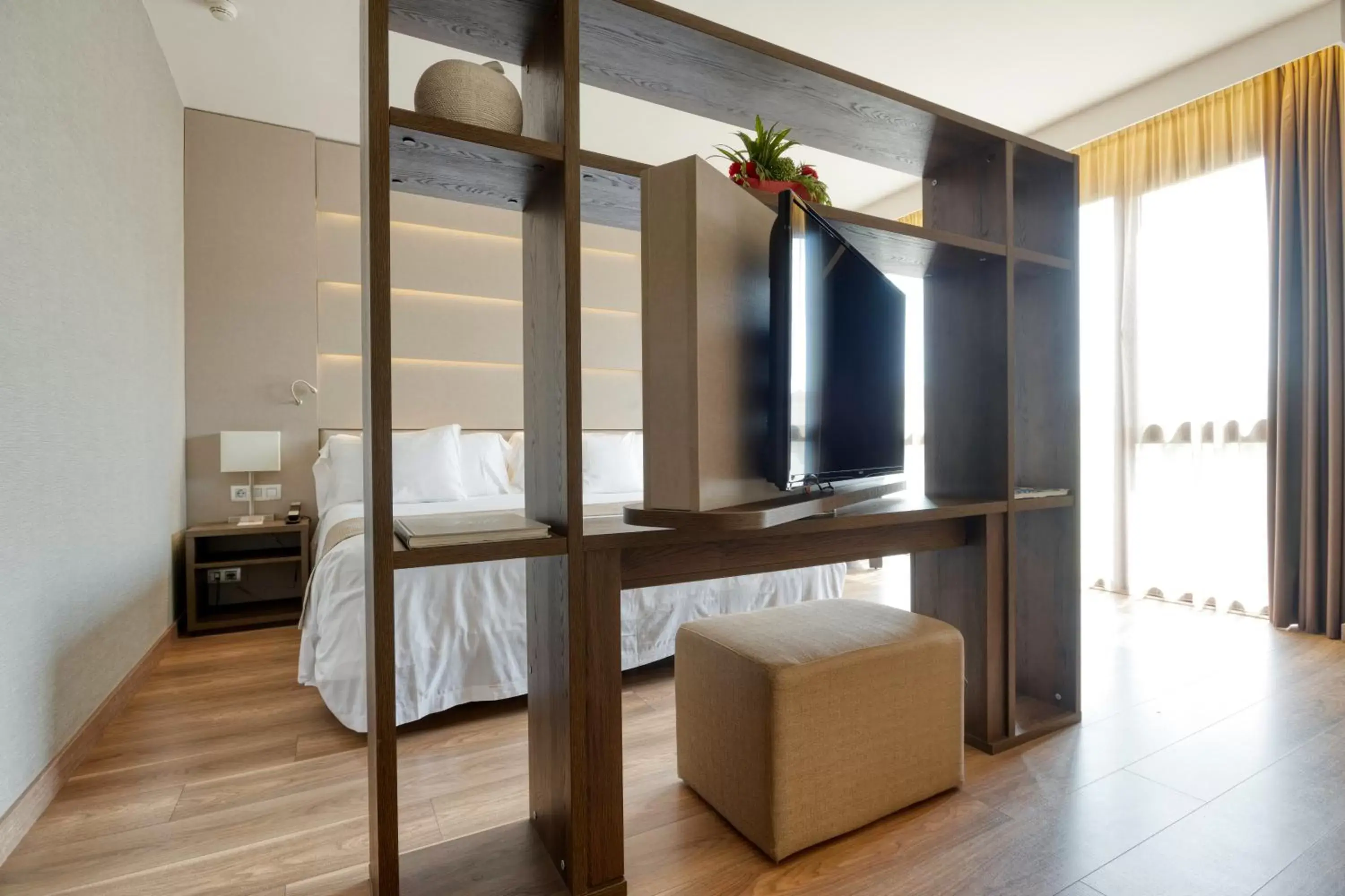 Photo of the whole room, TV/Entertainment Center in Hotel America Barcelona
