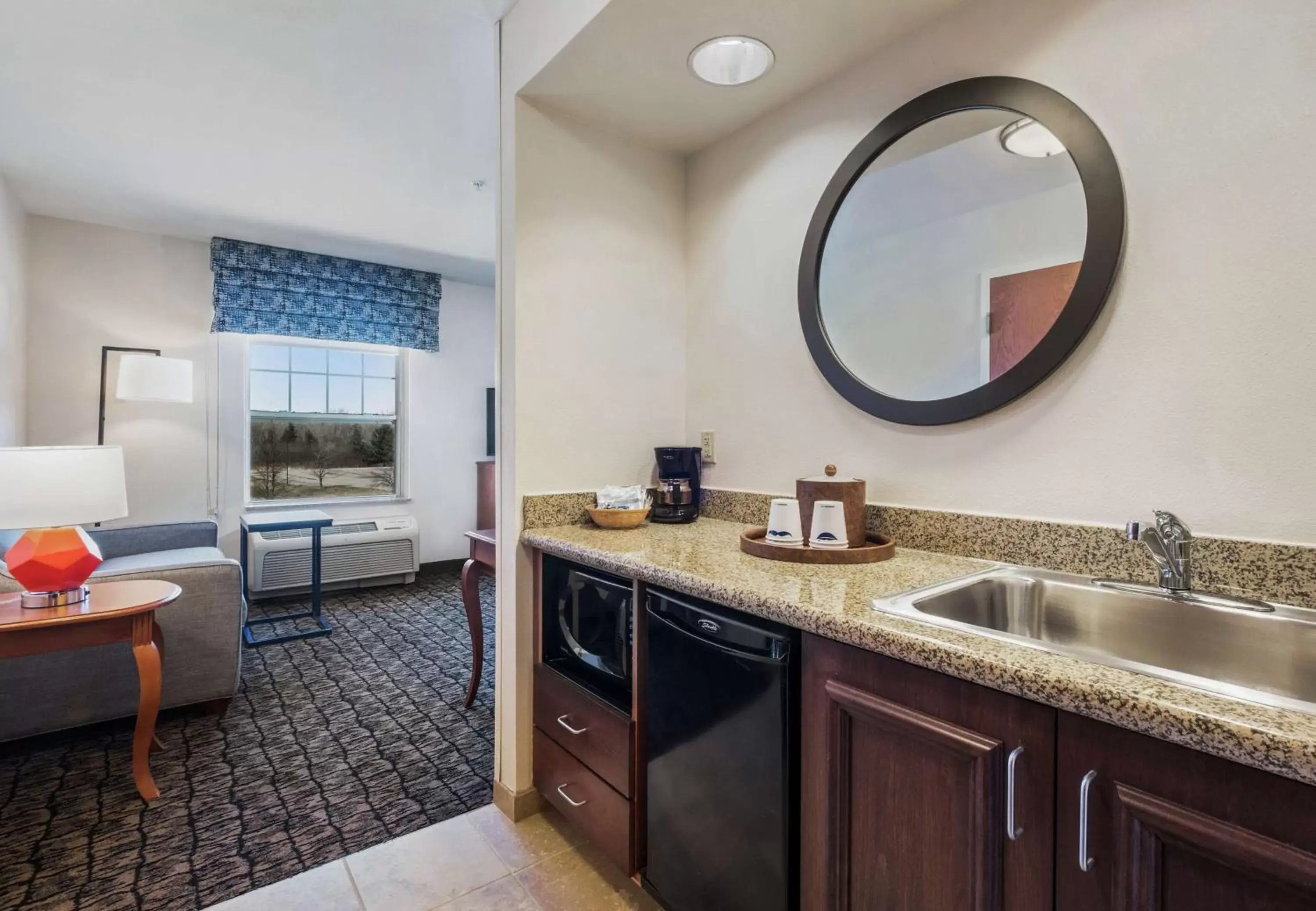 Living room, Kitchen/Kitchenette in Hampton Inn & Suites Rockland