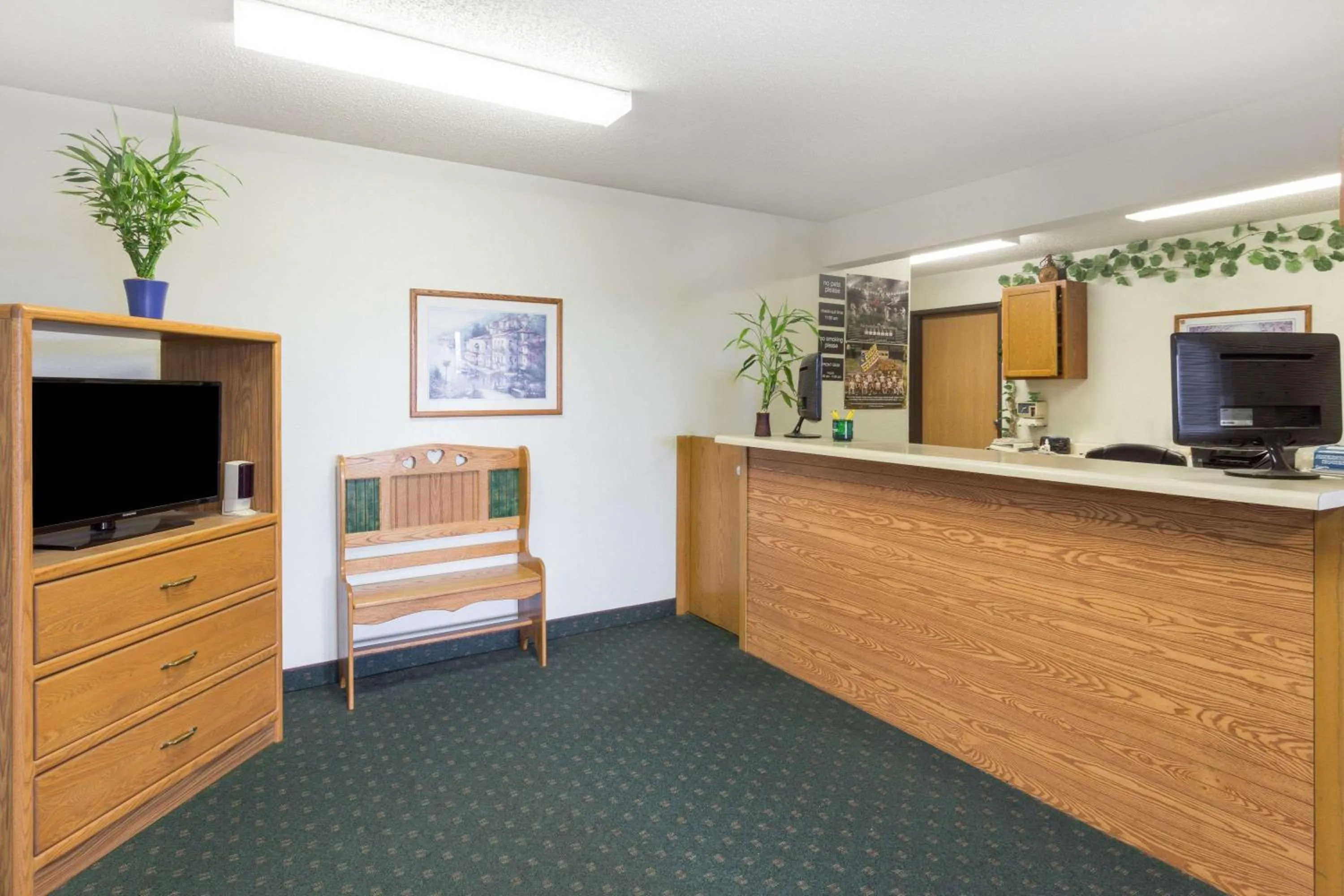 Lobby or reception in Super 8 by Wyndham Dewitt