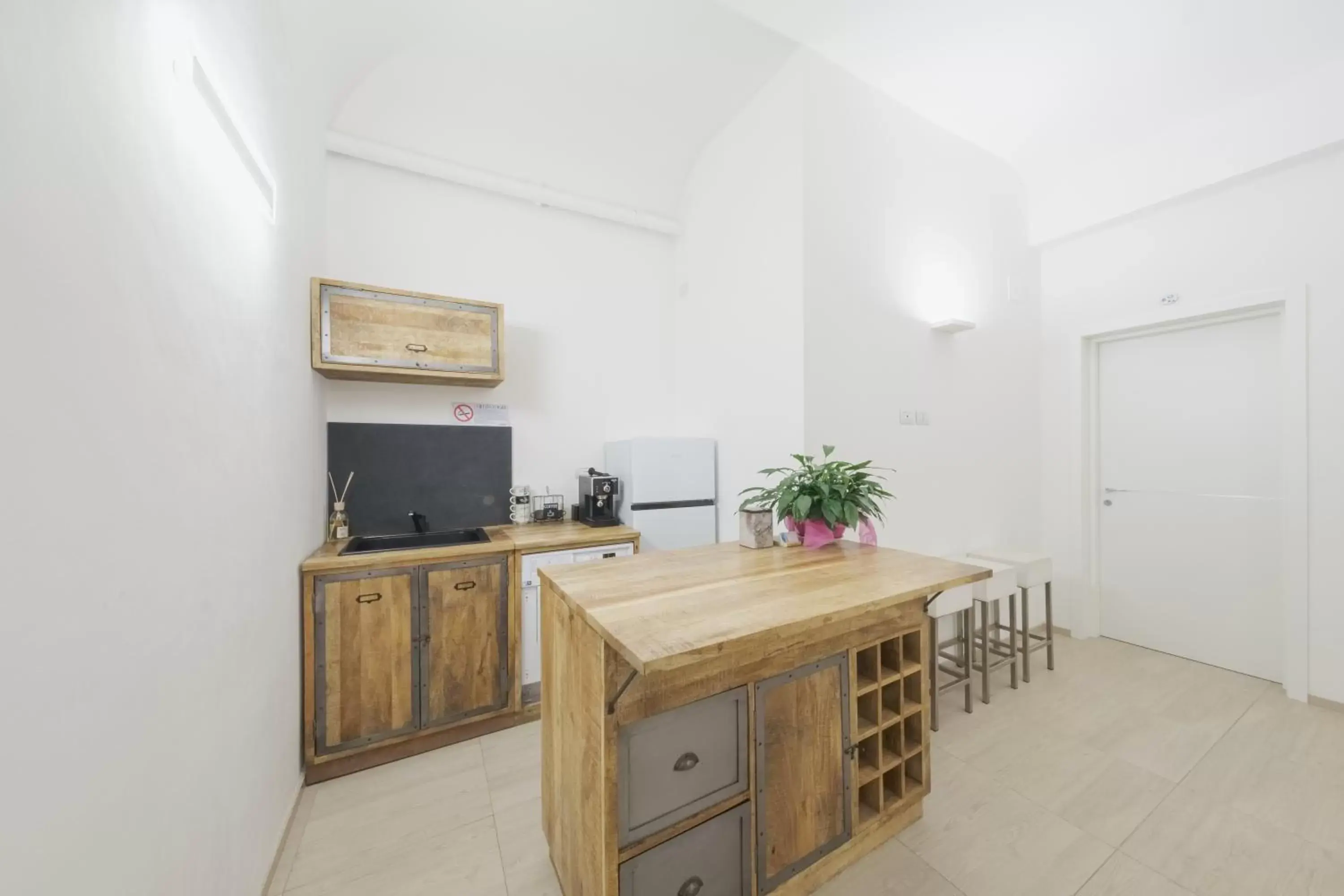 Dining area, TV/Entertainment Center in Central Savona B&B