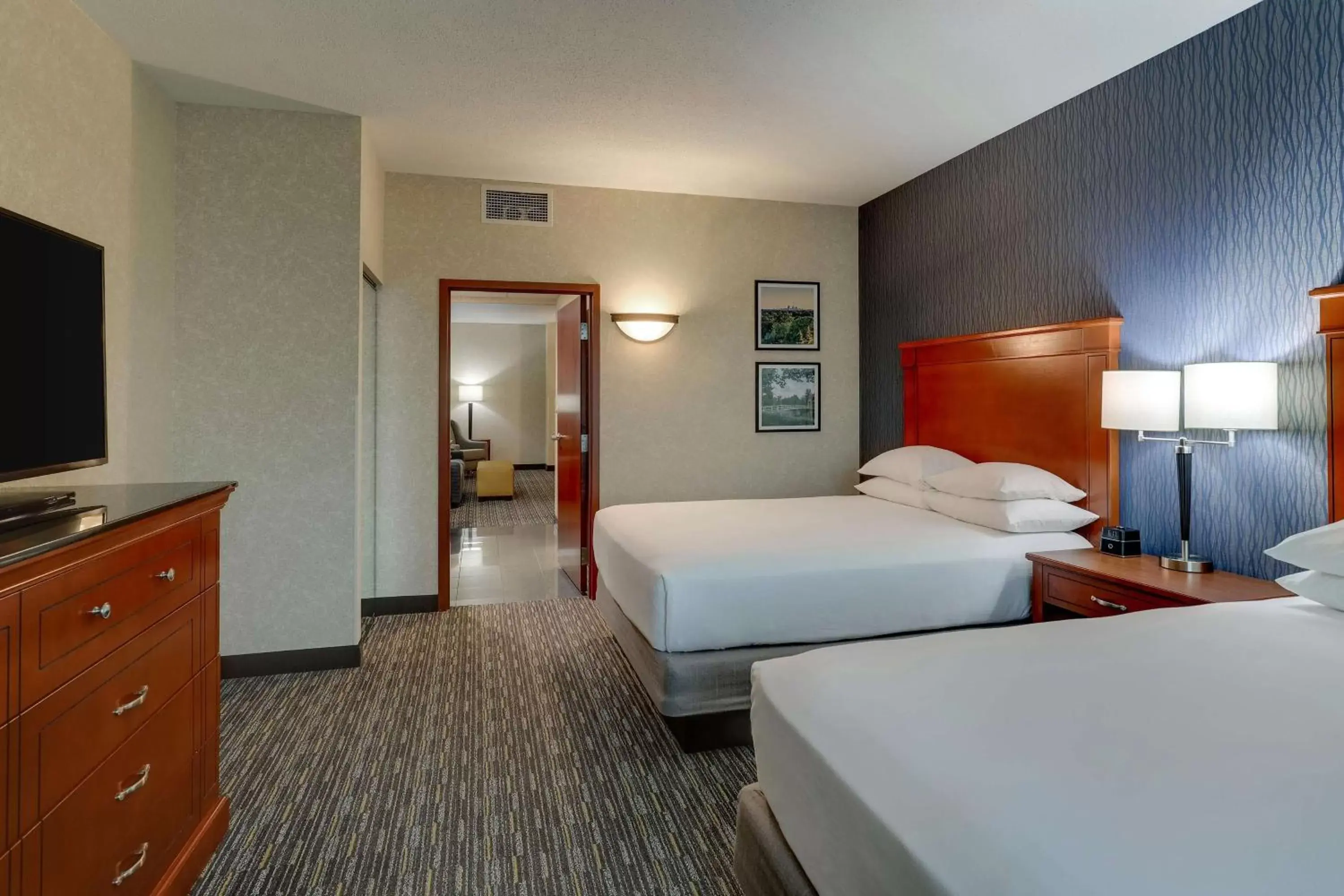Photo of the whole room, Bed in Drury Inn & Suites St. Louis Arnold
