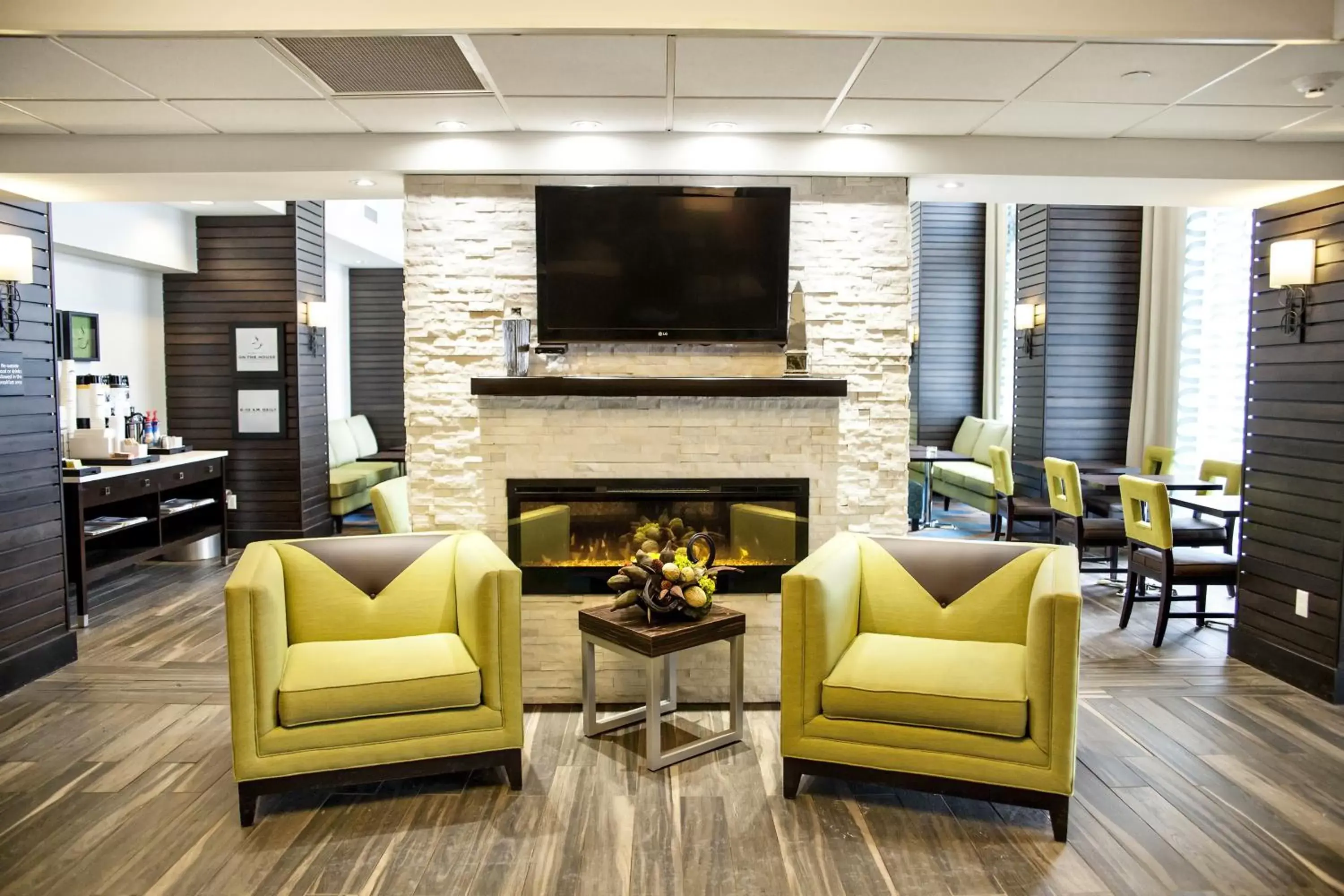Lobby or reception, Lounge/Bar in Kitchener Inn & Suites