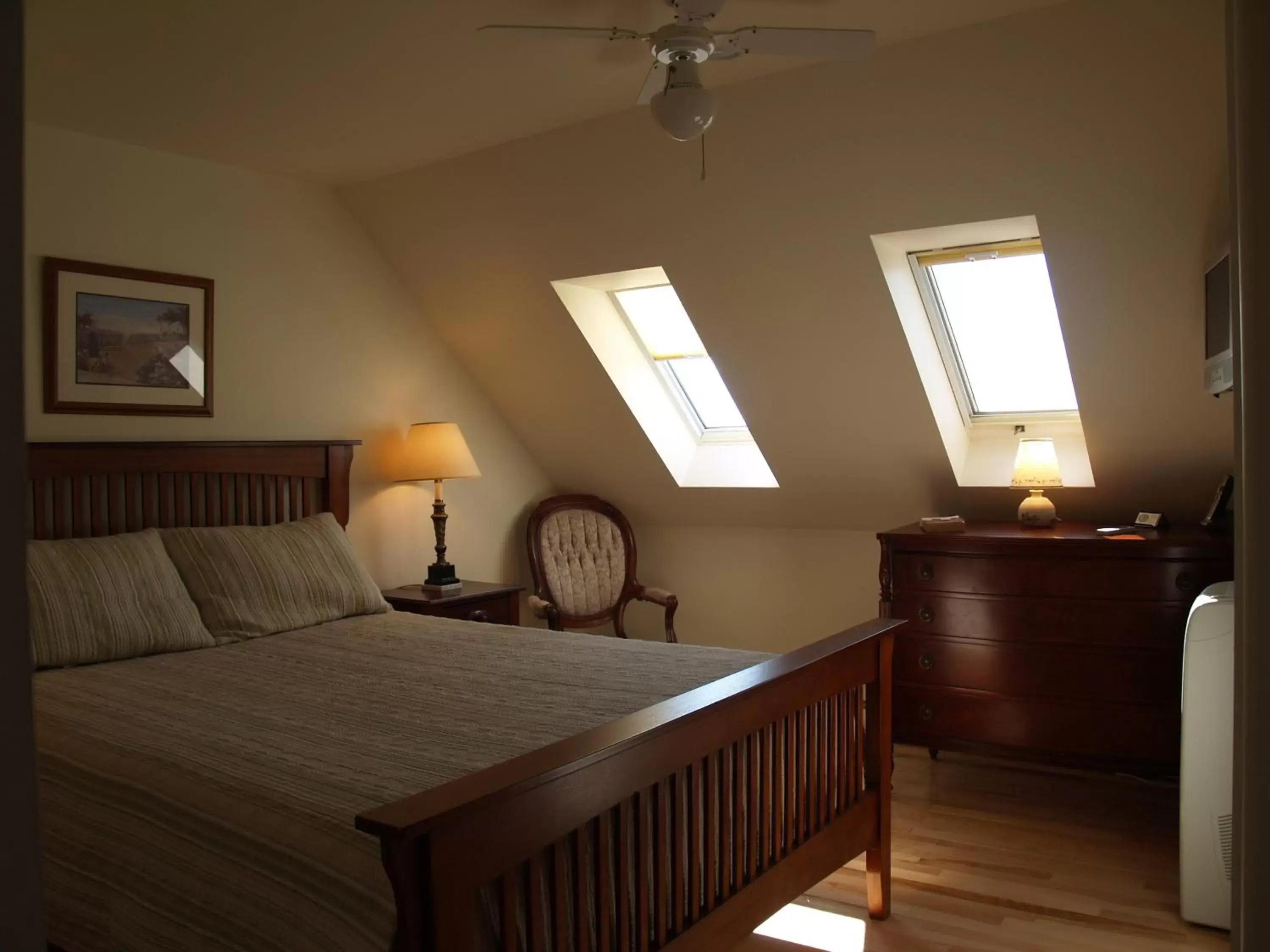 Photo of the whole room, Bed in Bakers Chest B&B