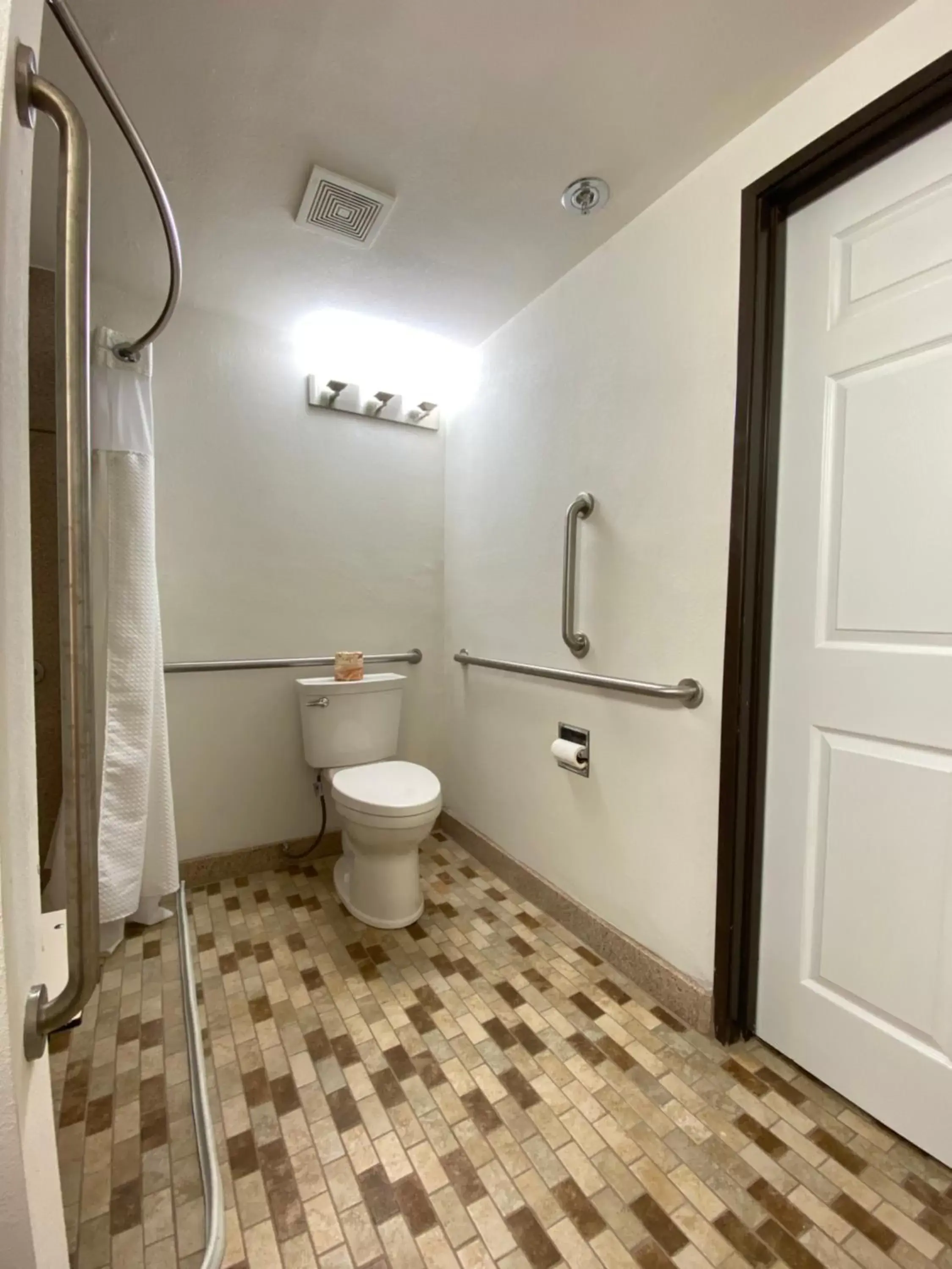 Bathroom in Best Western Antelope Inn & Suites