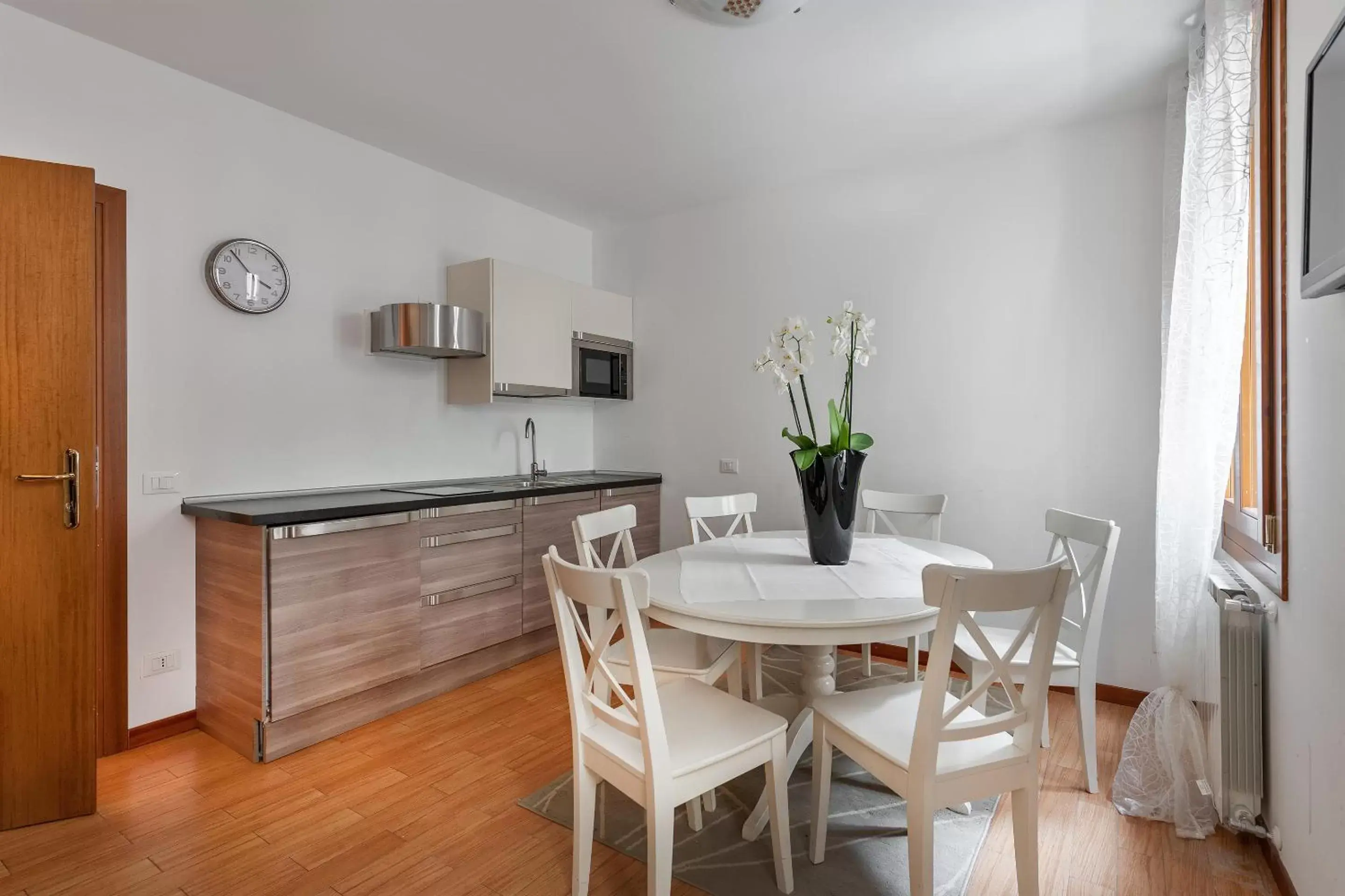 Kitchen or kitchenette, Dining Area in Hotel Montecarlo